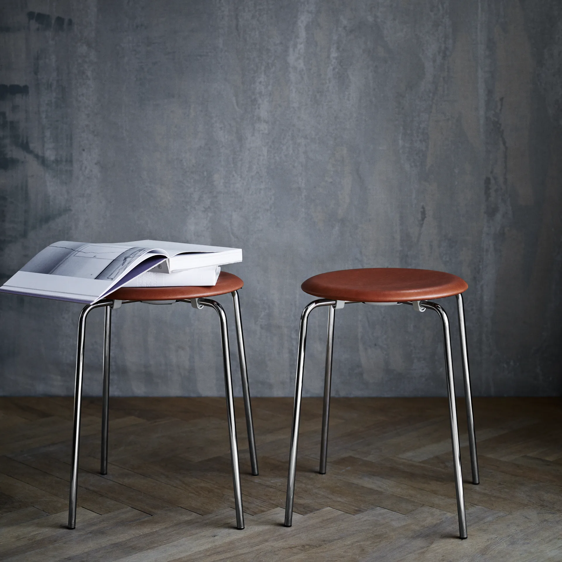 Sgabello Dot in pelle, Wild leather walnut Fritz Hansen