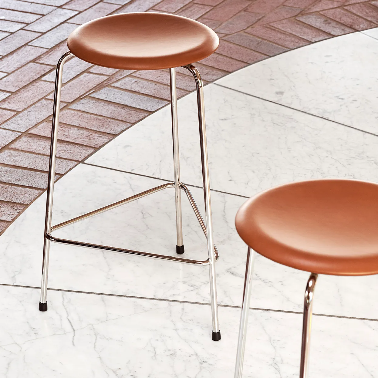 Sgabello in pelle High Dot, Wild leather walnut Fritz Hansen