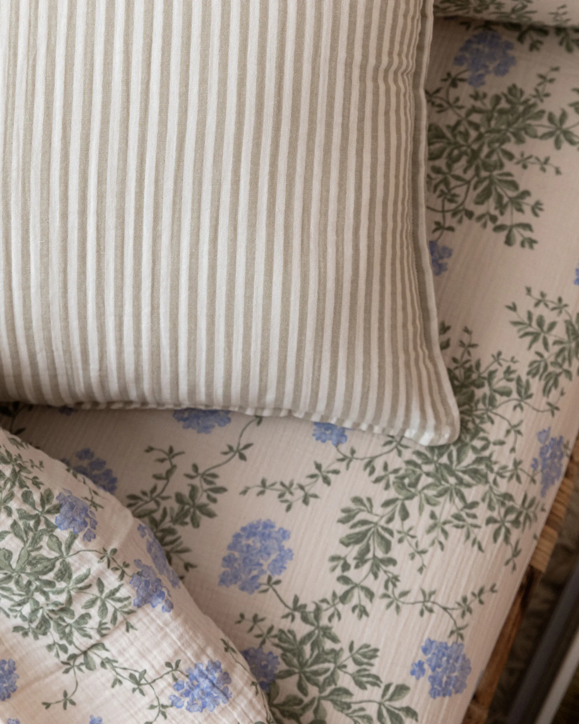 Lenzuolo con angoli Plumbago Muslin, 60x120x20 cm Garbo&Friends