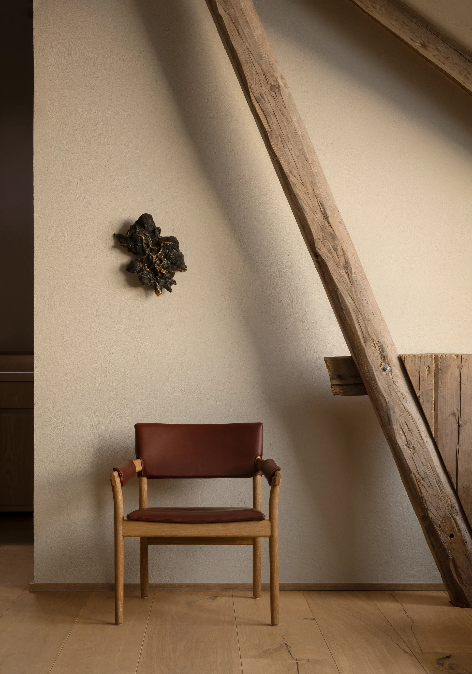 Poltrona Vyn con schienale imbottito, Monocoat naturale-Elmosoft 43283 Gärsnäs