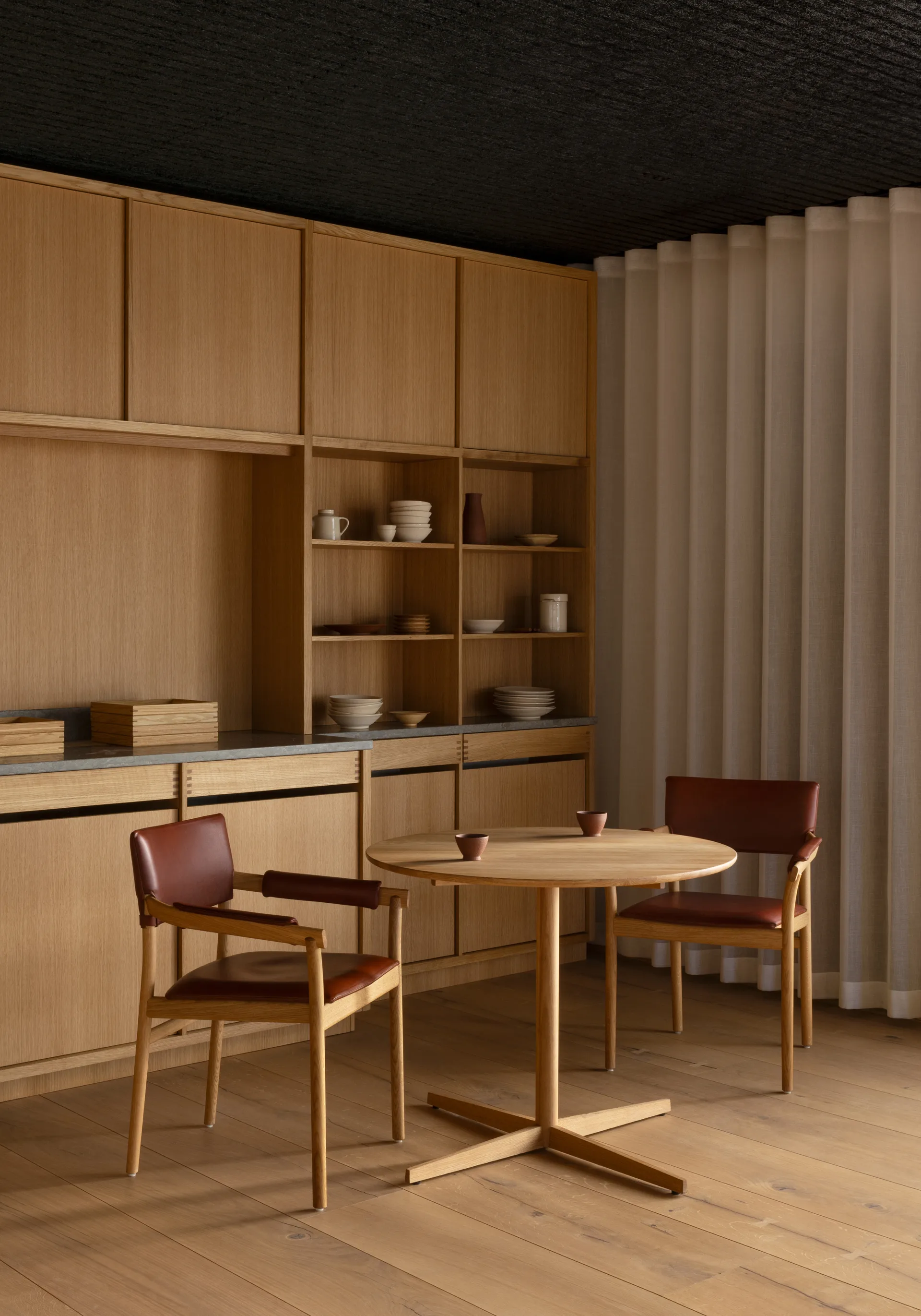 Poltroncina Vyn con schienale imbottito, Monocoat naturale-Elmosoft 43283 Gärsnäs