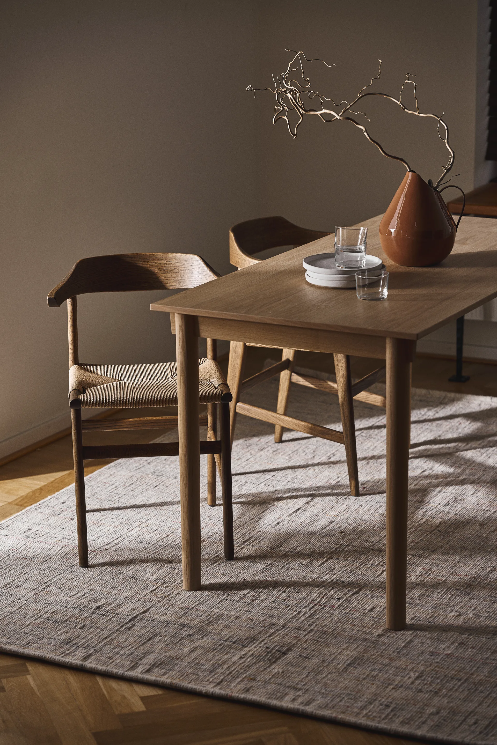 Sedia con braccioli Hedda, Rovere nero-spago Gärsnäs