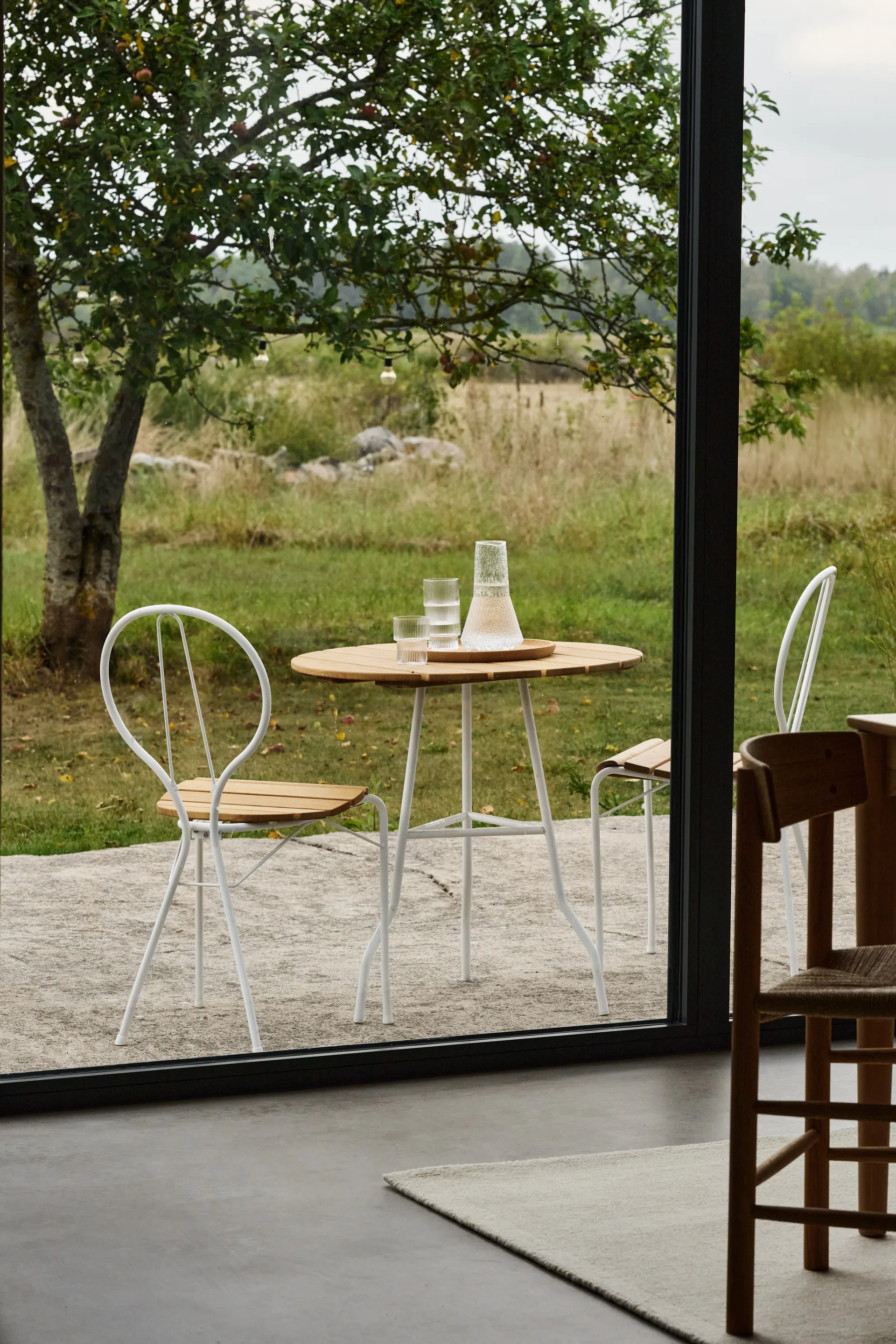 Tavolo Pia Ø70 cm, Struttura in acciaio laccato bianco - rovere oliato Gärsnäs