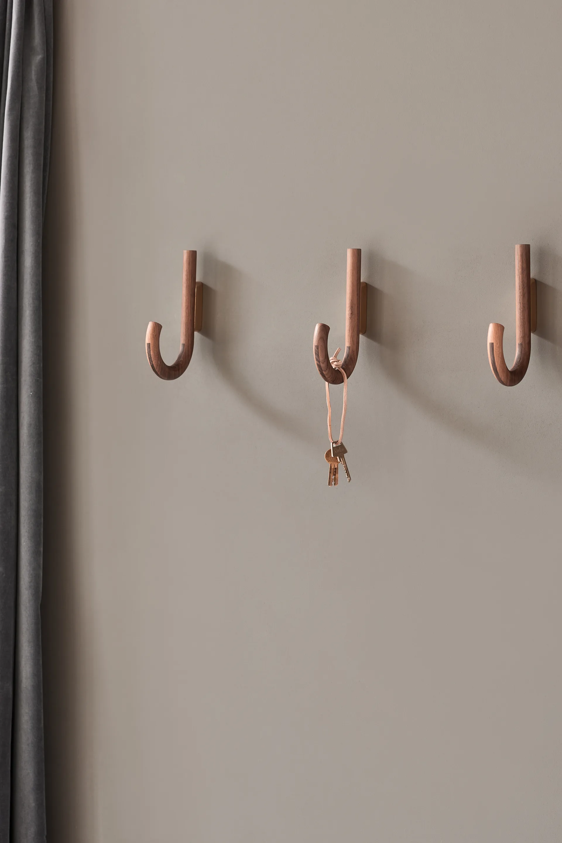 Gancio Hook, 19 cm, Noce, ottone Gejst