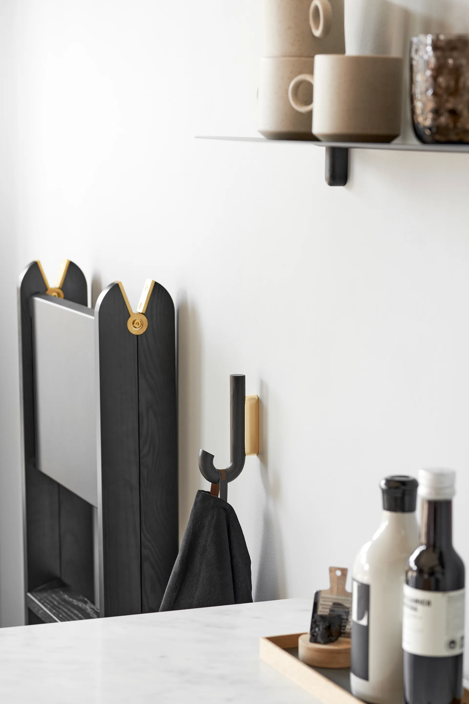 Gancio Hook mini, 13,3 cm, Rovere nero, ottone Gejst