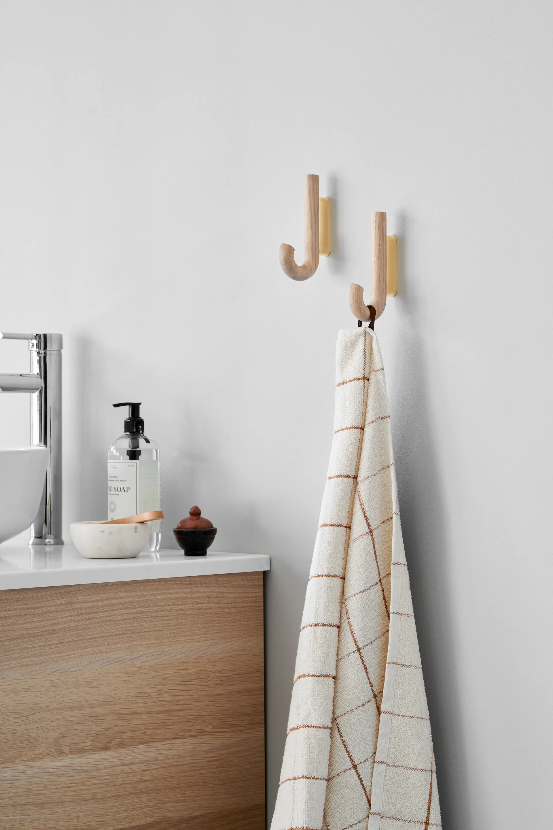 Gancio Hook mini, 13,3 cm, Rovere, ottone Gejst