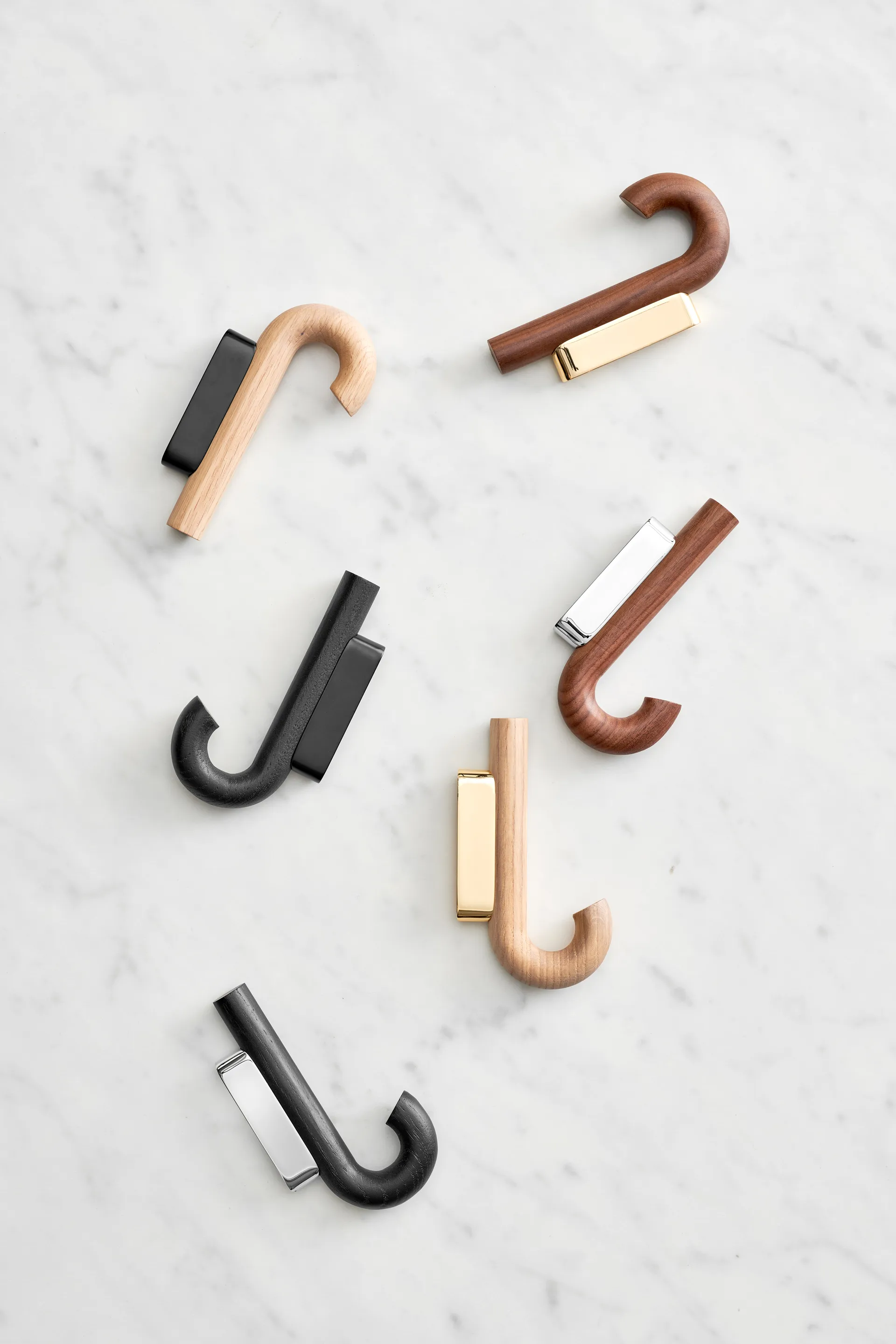 Gancio Hook mini, 13,3 cm, Rovere, ottone Gejst