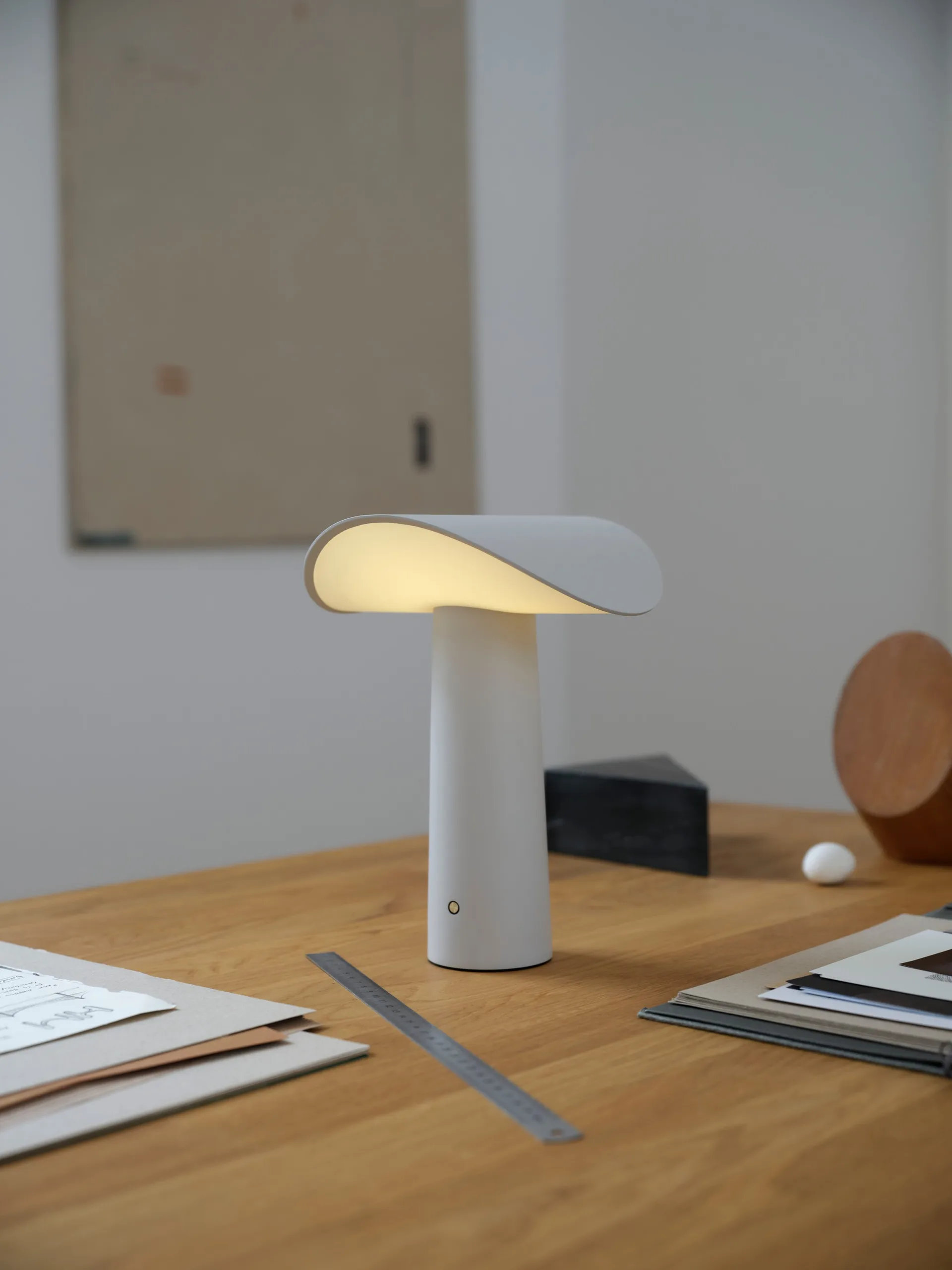 Lampada da tavolo portatile Lium 22,5 cm, Warm grey Gejst