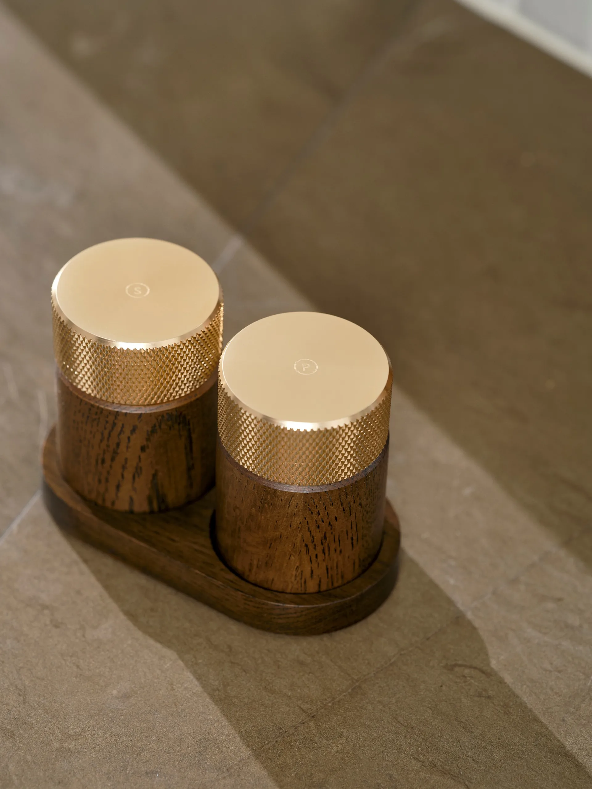 Macina sale e pepe Sina 6 cm, Frassino scuro-ottone Gejst