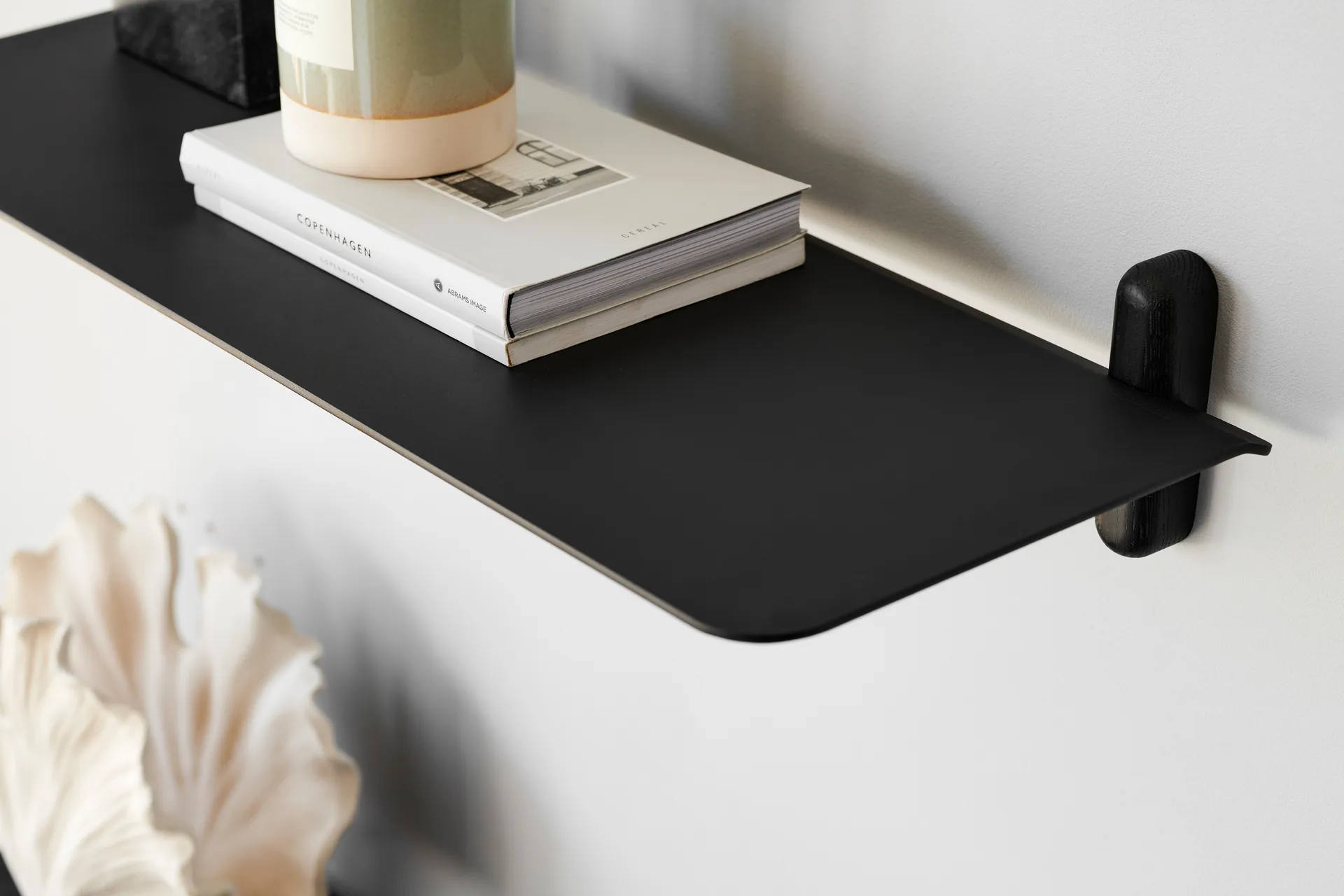 Mensola grande Nivo G, Frassino tinto nero, nero Gejst