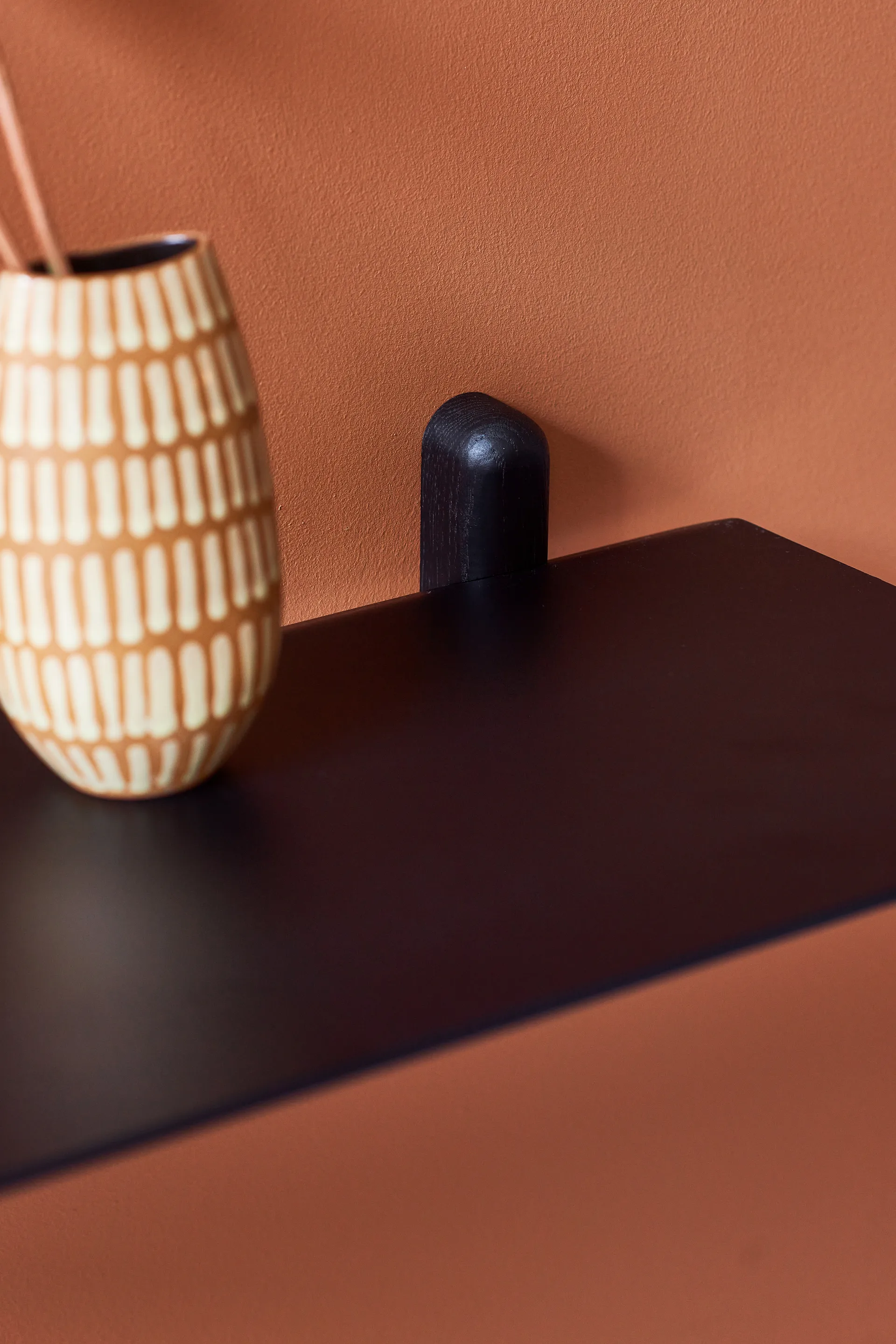 Mensola grande Nivo G, Frassino tinto nero, nero Gejst