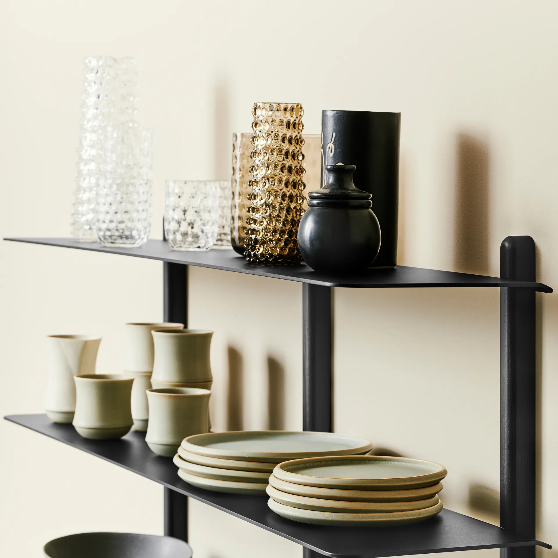 Scaffale Nivo D grande, Frassino mordente scuro-nero Gejst