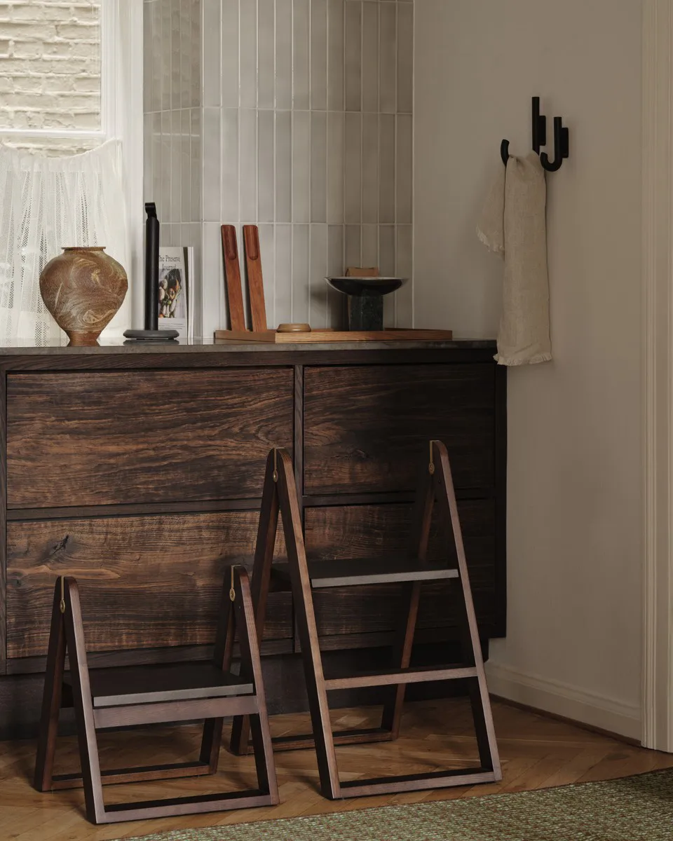 Sgabello a gradini Reech, Frassino scuro Gejst