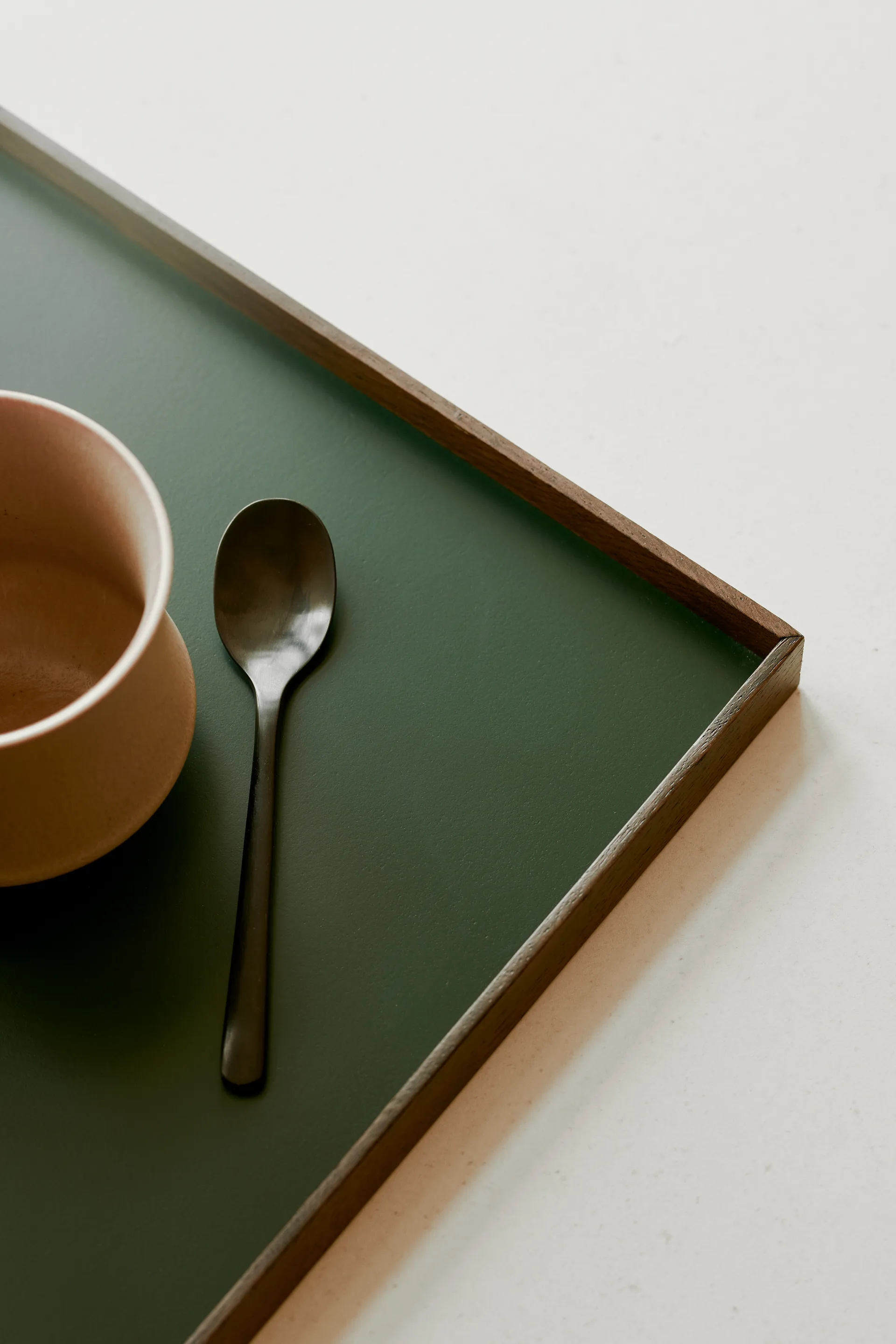 Vassoio Frame grande 35,5x50,6 cm, Rovere affumicato, verde Gejst