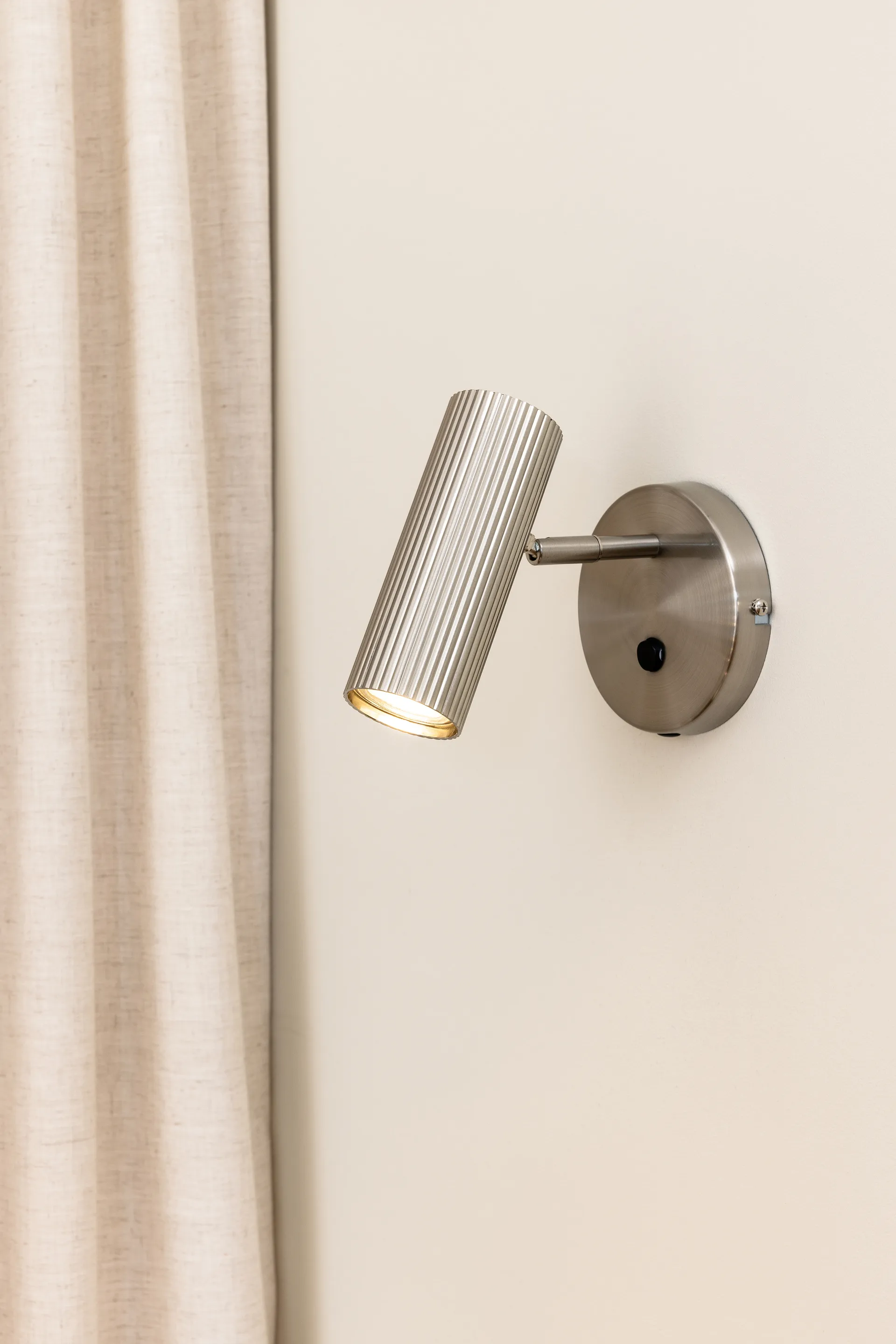 Lampada da parete Hubble, Acciaio spazzolato Globen Lighting