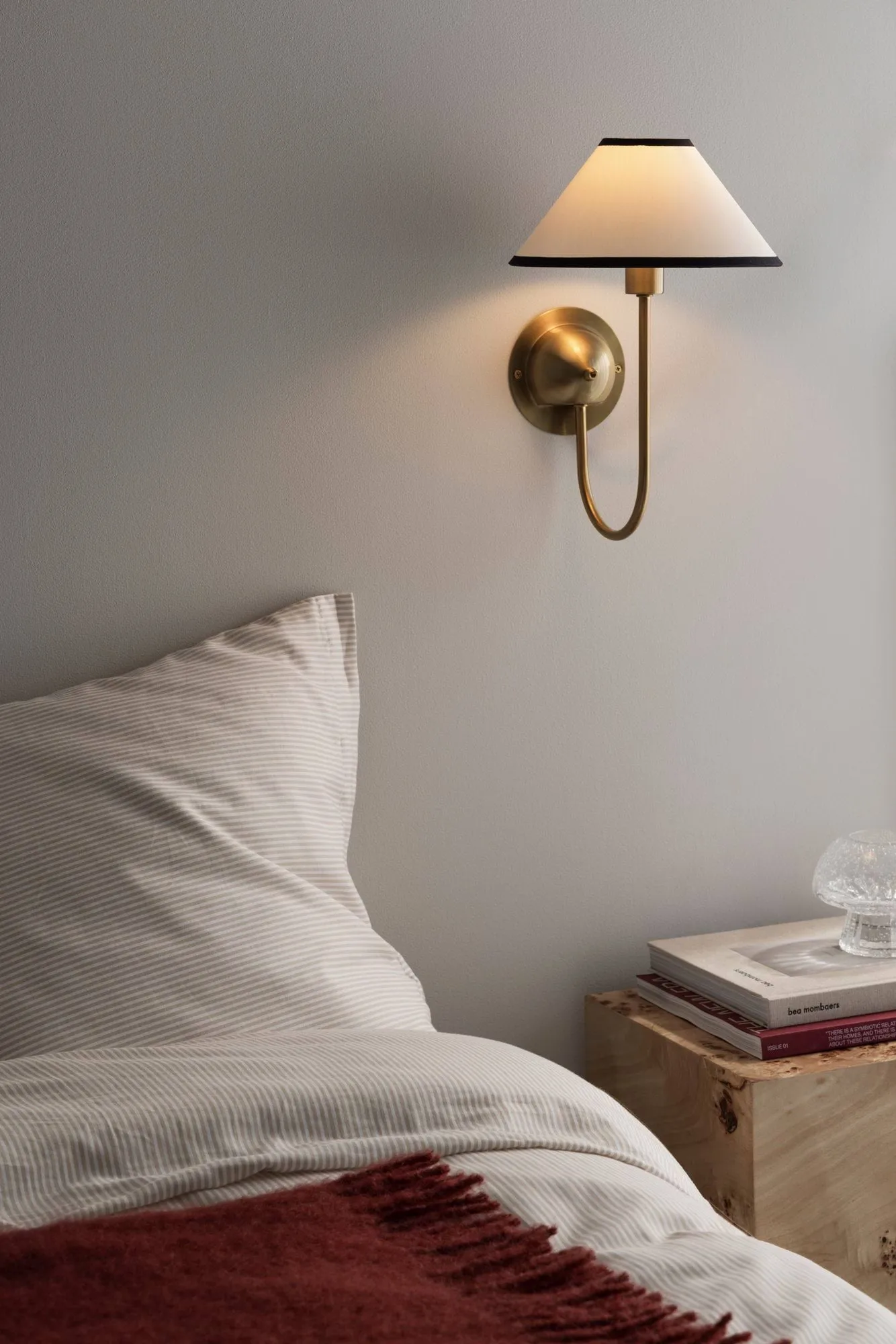Lampada da parete Iris, Creme-noir Globen Lighting