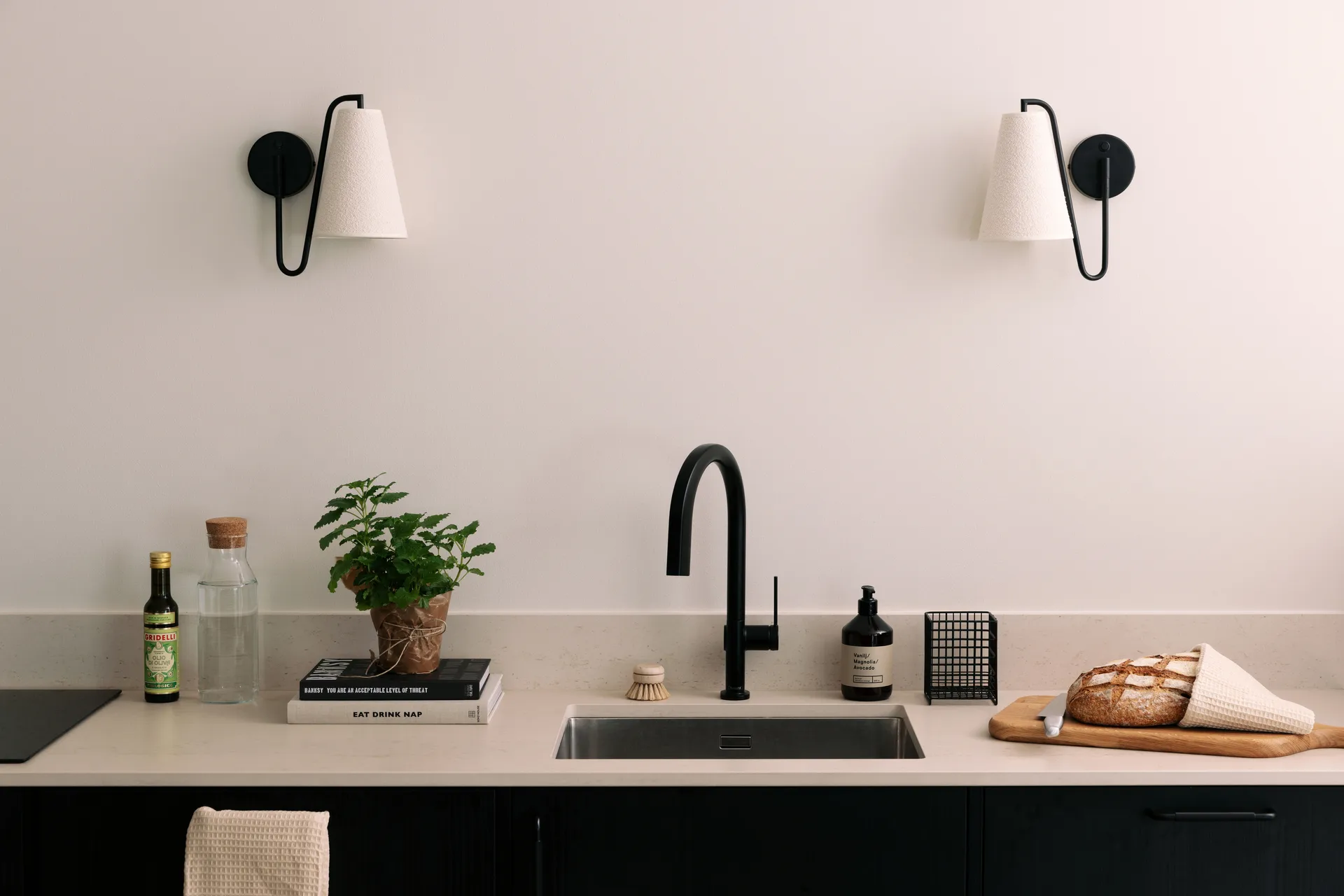 Lampada da parete Lou, Bouclé bianco-nero Globen Lighting