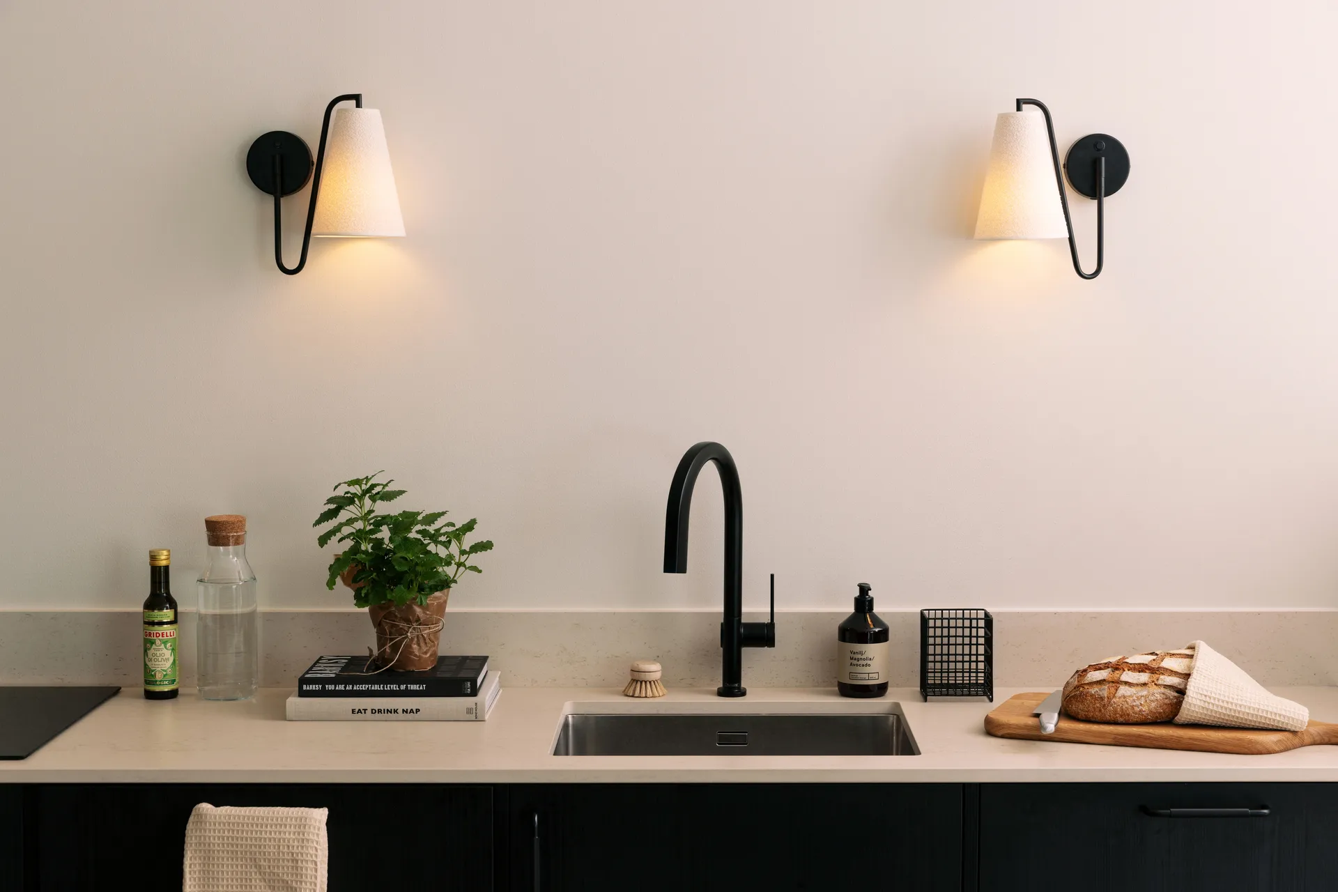 Lampada da parete Lou, Bouclé bianco-nero Globen Lighting