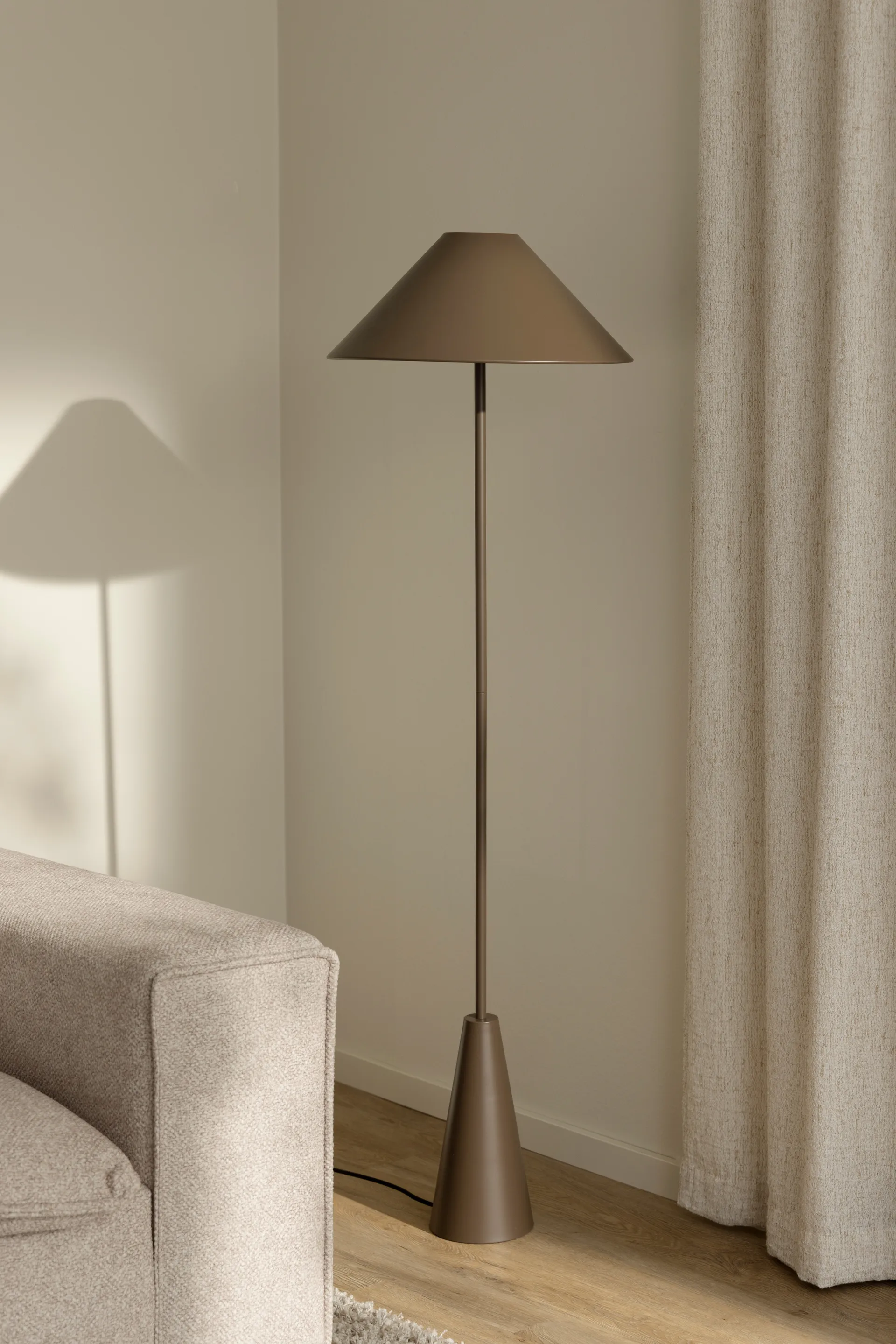 Lampada da pavimento Cannes 140 cm, Mocha Globen Lighting