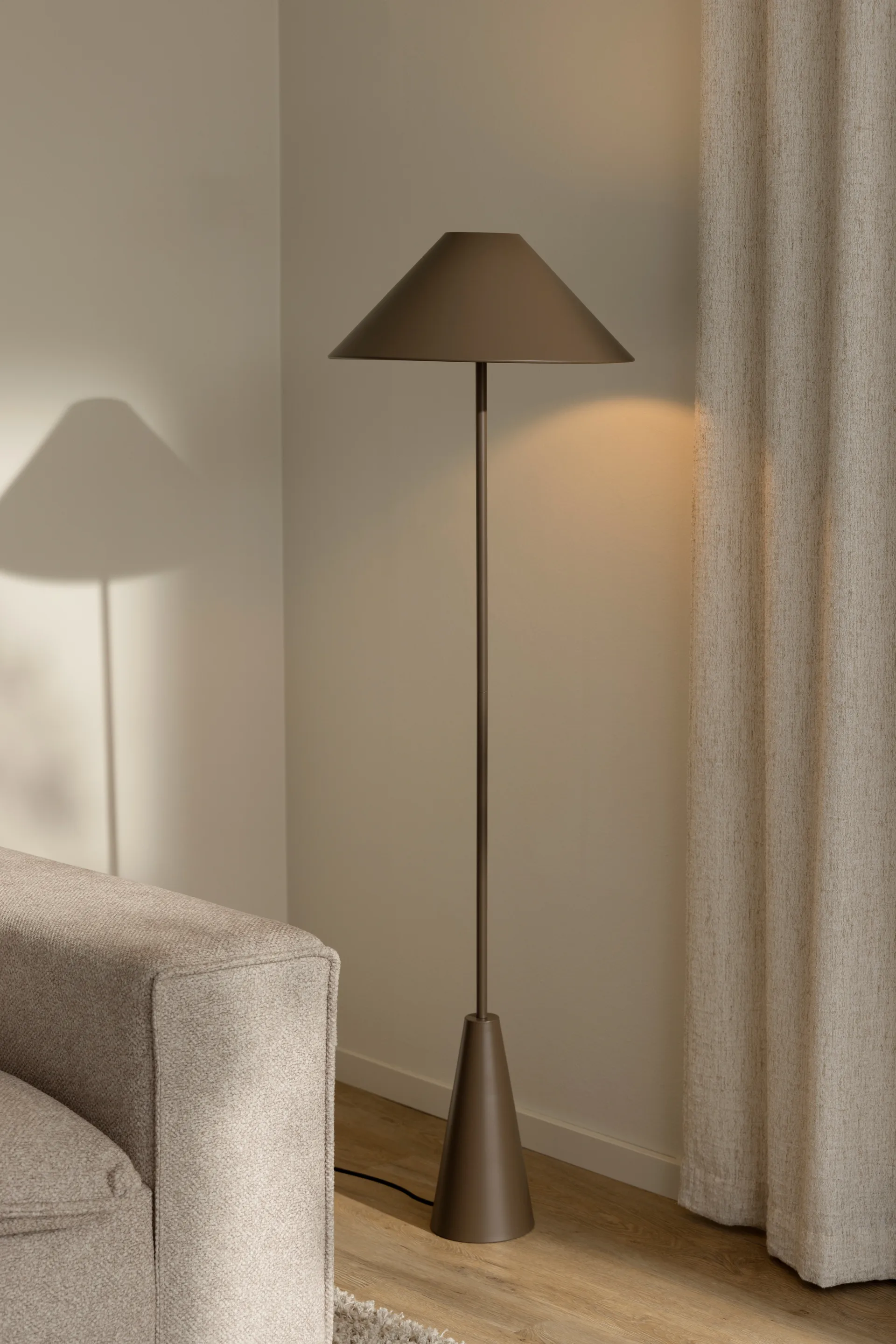 Lampada da pavimento Cannes 140 cm, Mocha Globen Lighting