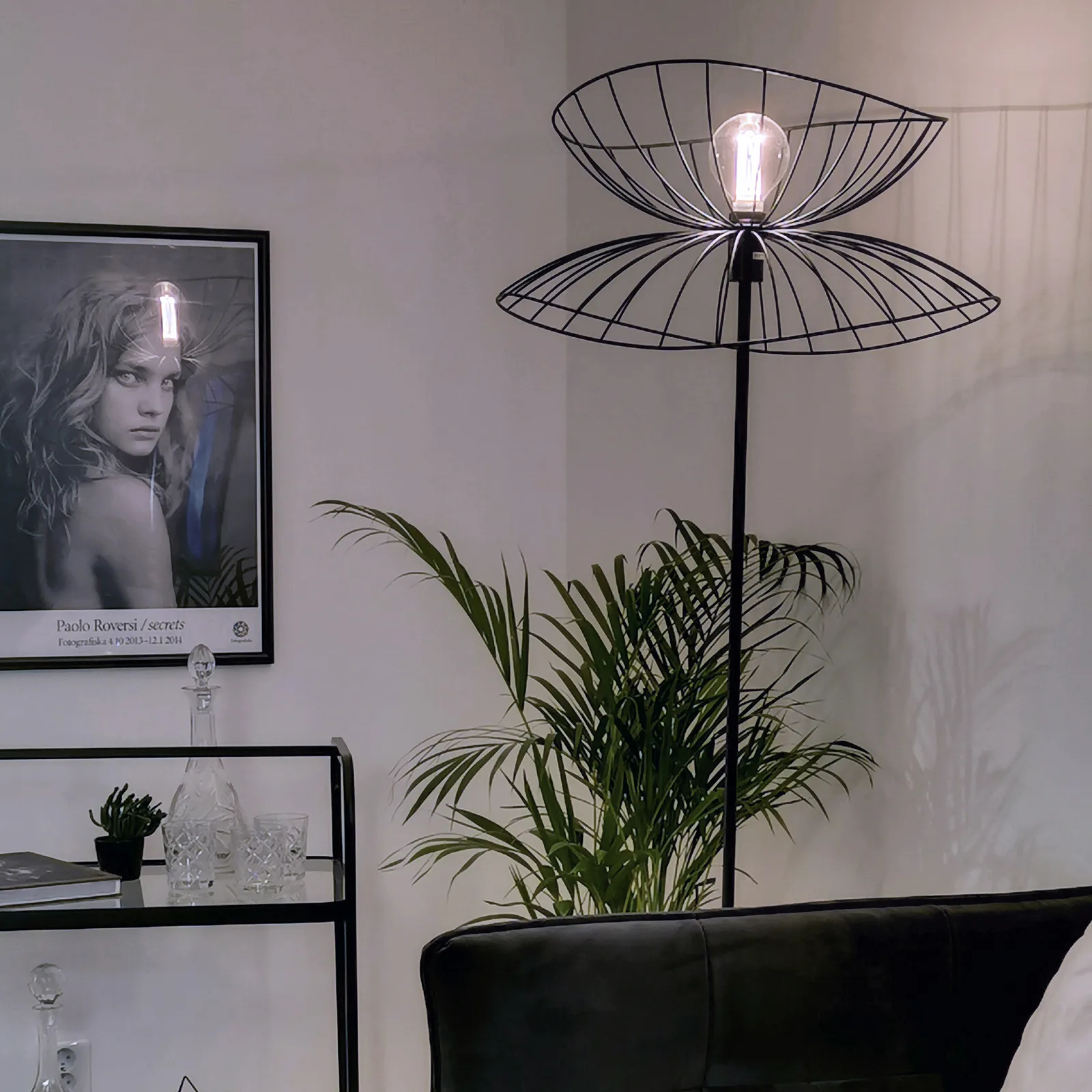 Lampada da pavimento Ray, nero opaco Globen Lighting