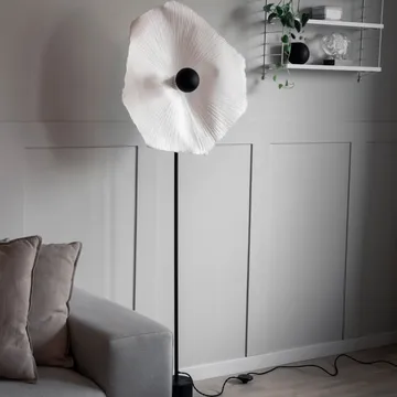 Lampada da pavimento Tropez - colore naturale, base nera - Globen Lighting