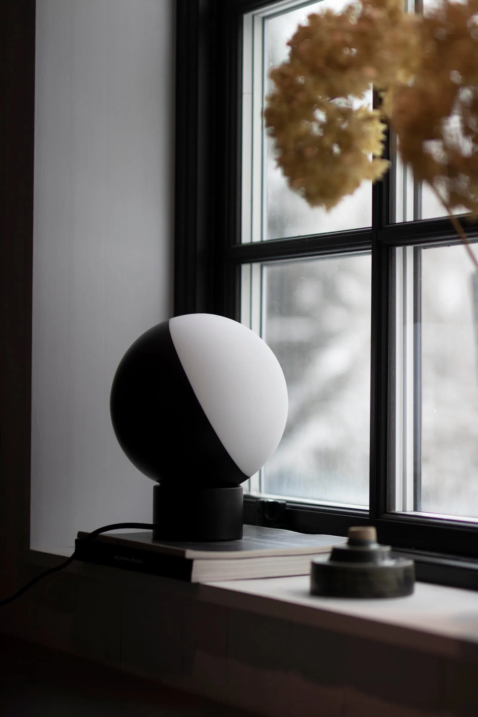 Lampada da tavolo Contur Ø 20 cm, Nero-bianco Globen Lighting