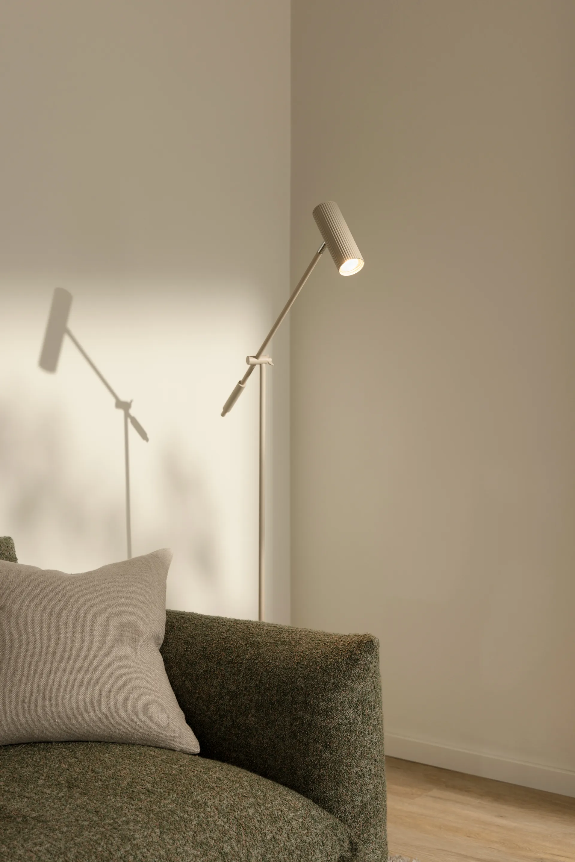 Lampada da terra Hubble, Beige letto Globen Lighting