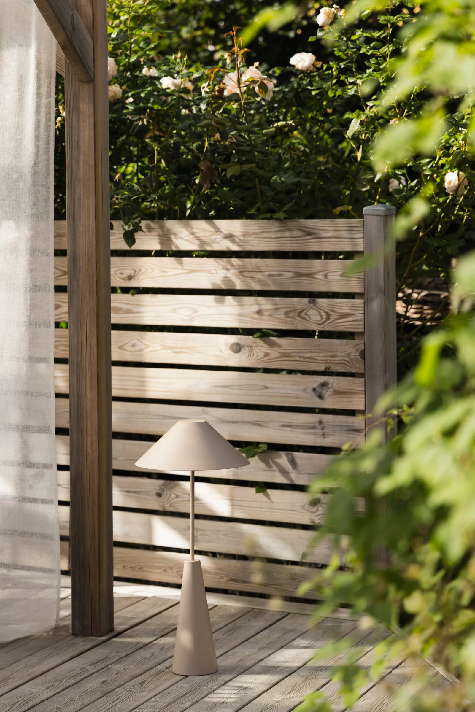 Lampada da terra portatile Cannes , Fango Globen Lighting