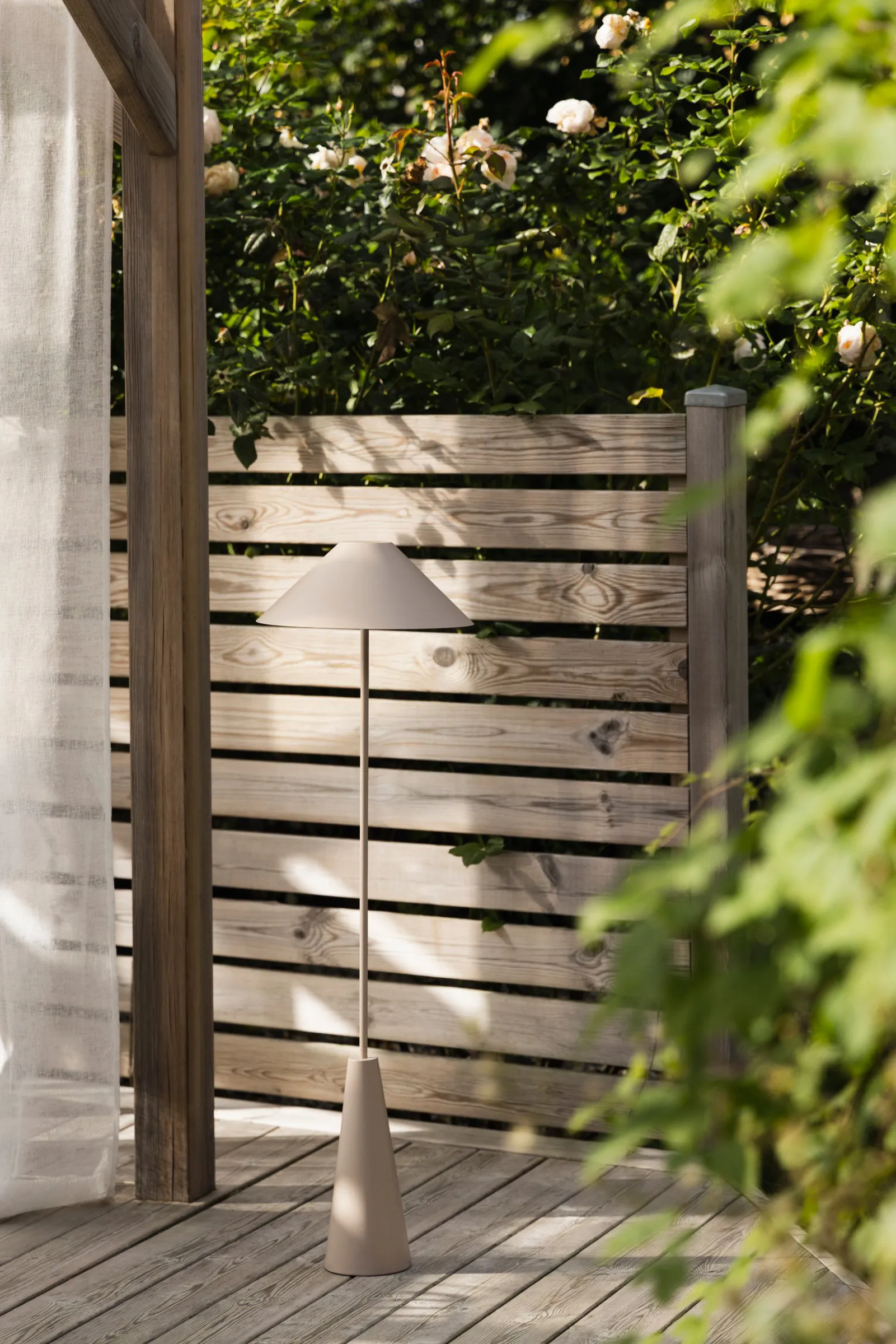 Lampada da terra portatile Cannes , Fango Globen Lighting