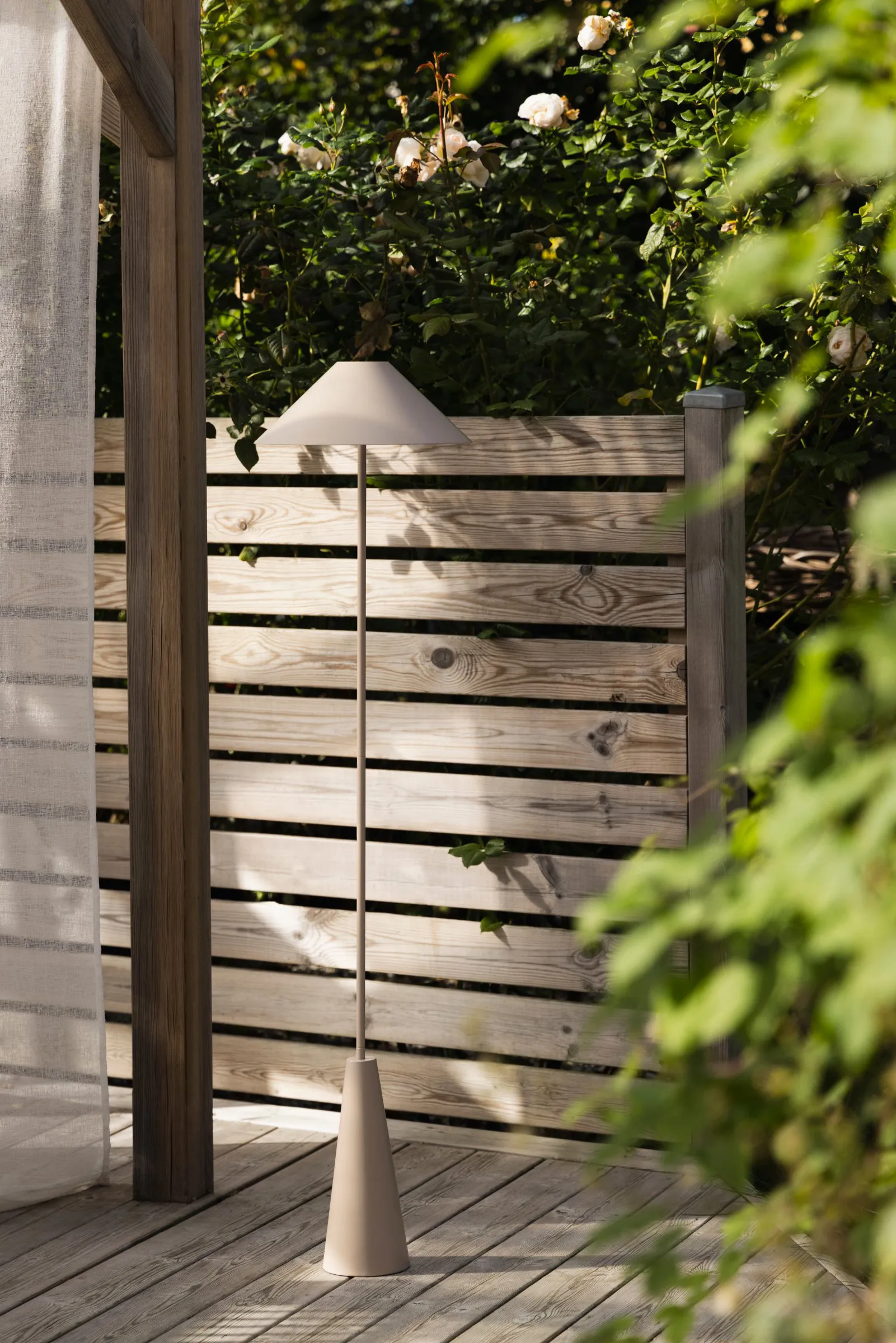 Lampada da terra portatile Cannes , Fango Globen Lighting