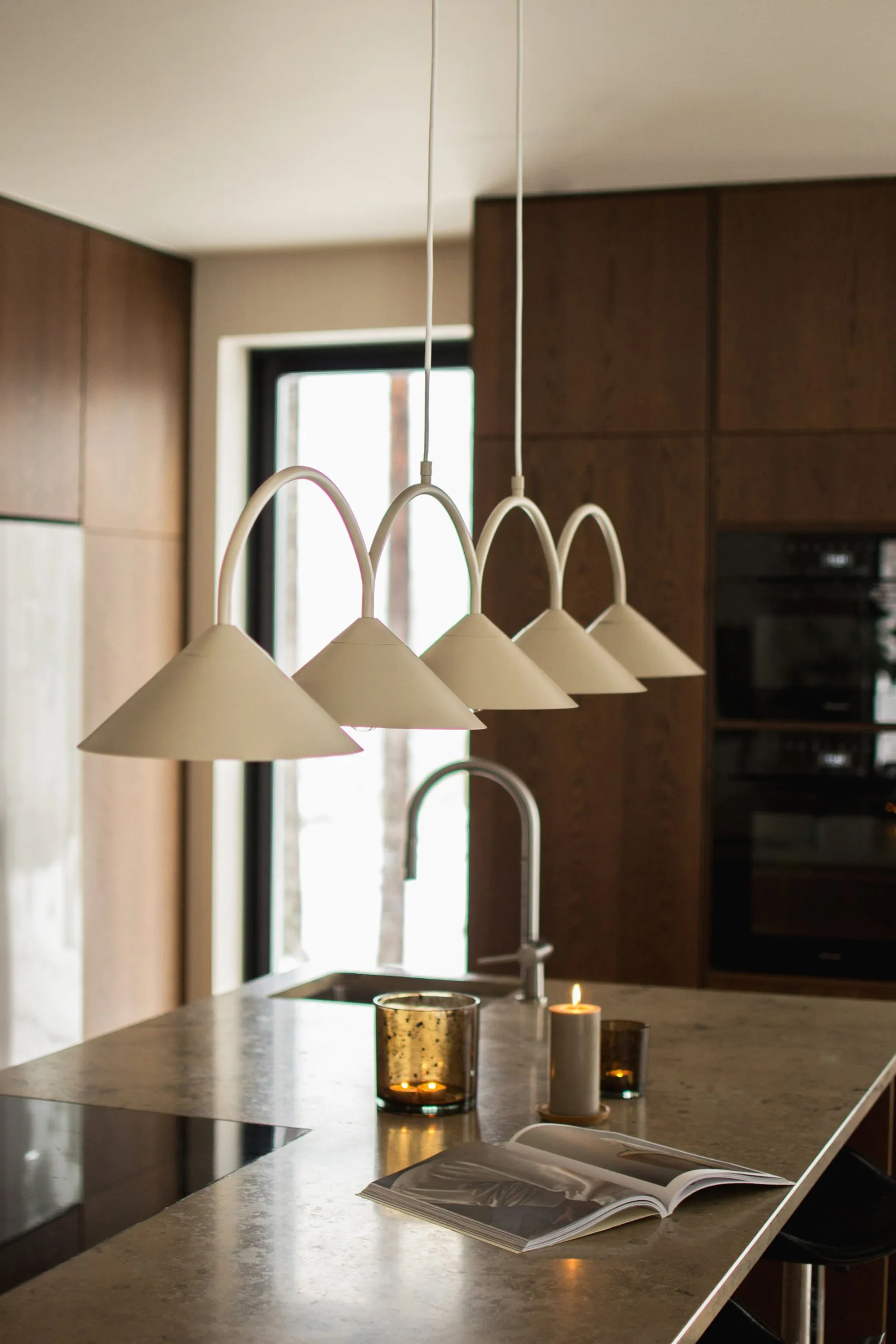 Lampadario Curve 5, Beige Globen Lighting