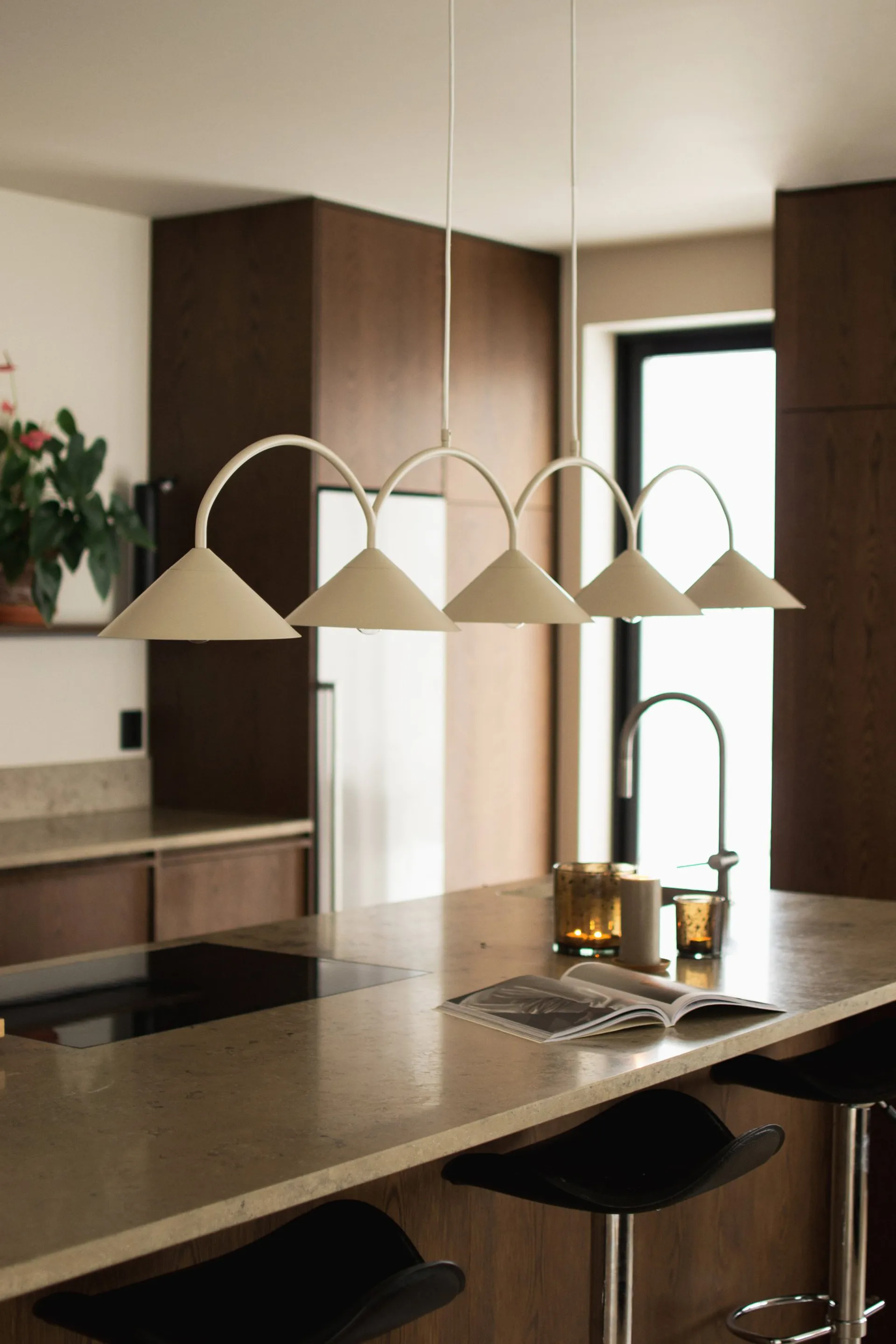 Lampadario Curve 5, Beige Globen Lighting