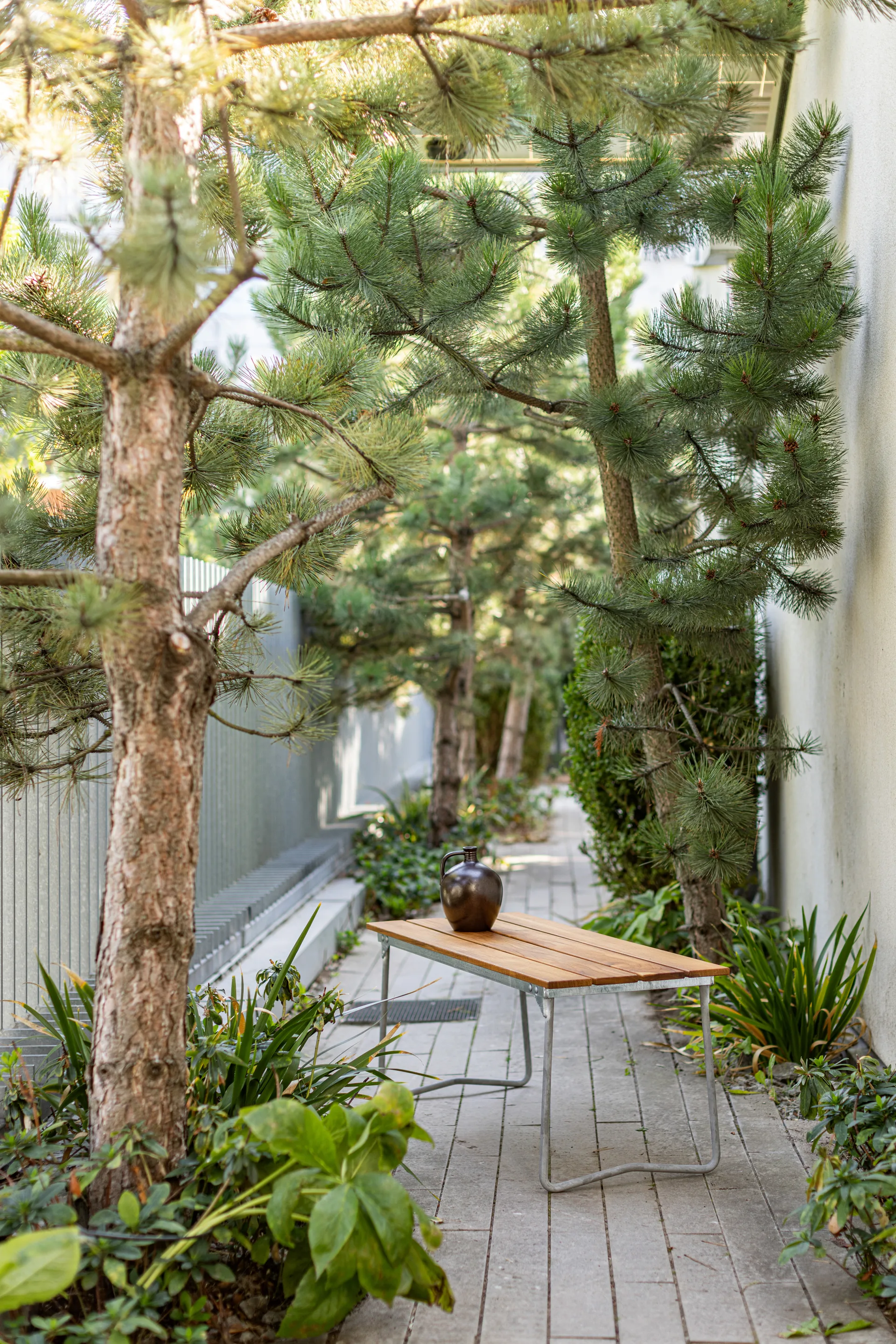 Bänk 8 panchina, Supporto in acciaio zincato a caldo in teak Grythyttan Stålmöbler