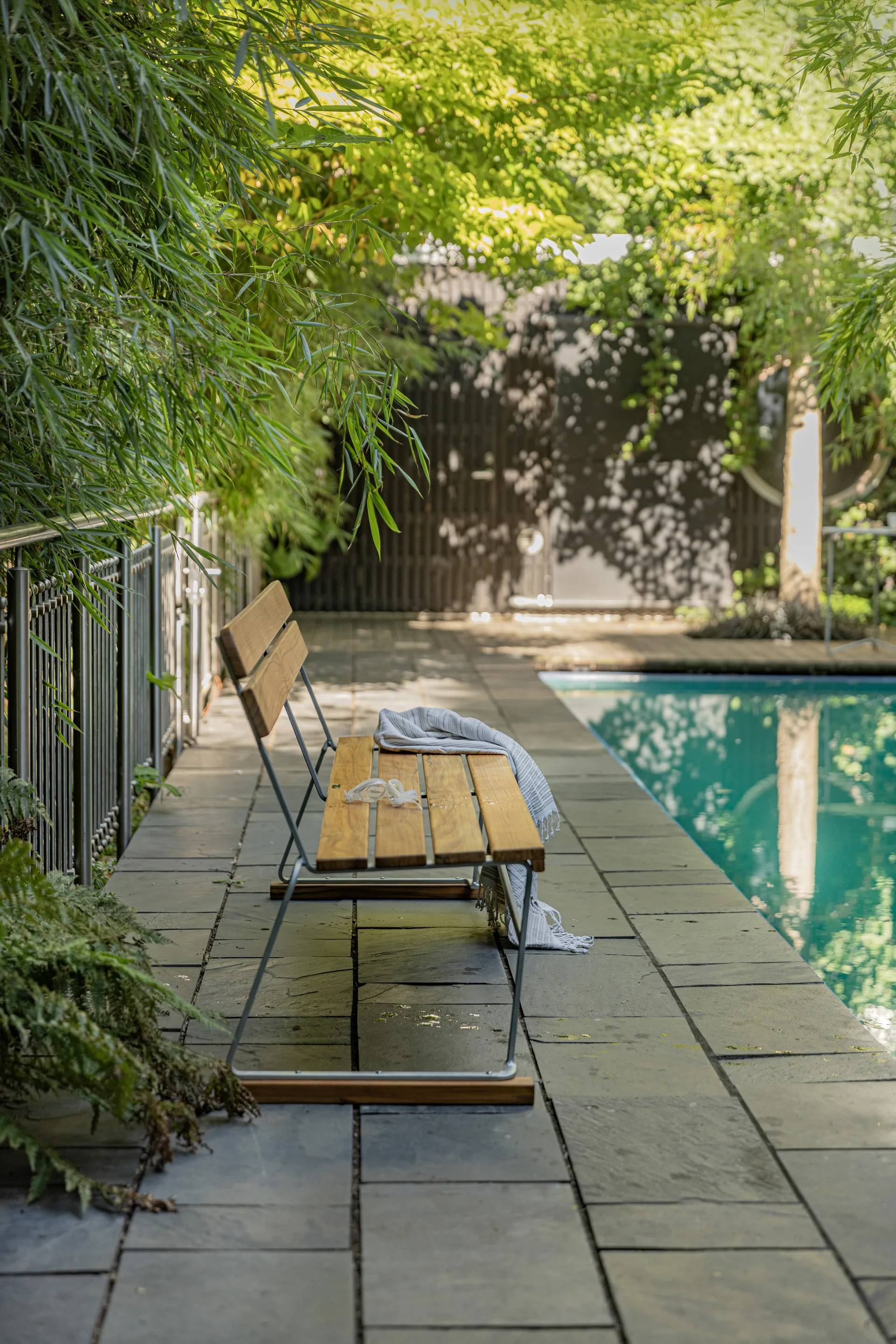 Divano 5, Supporto in teak zincato a caldo Grythyttan Stålmöbler