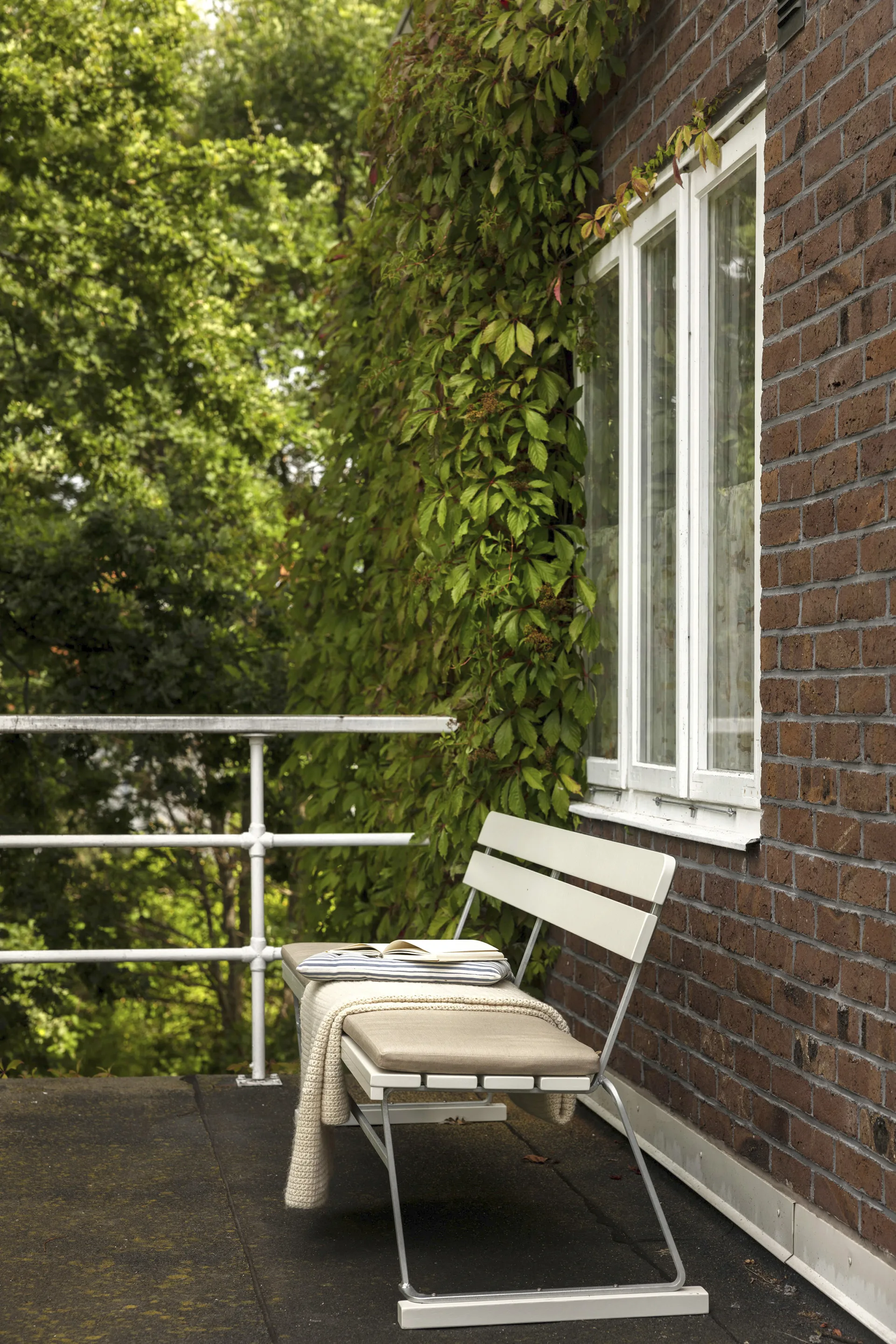 Soffa 5, Supporto in acciaio zincato a caldo con vernice bianca in rovere Grythyttan Stålmöbler