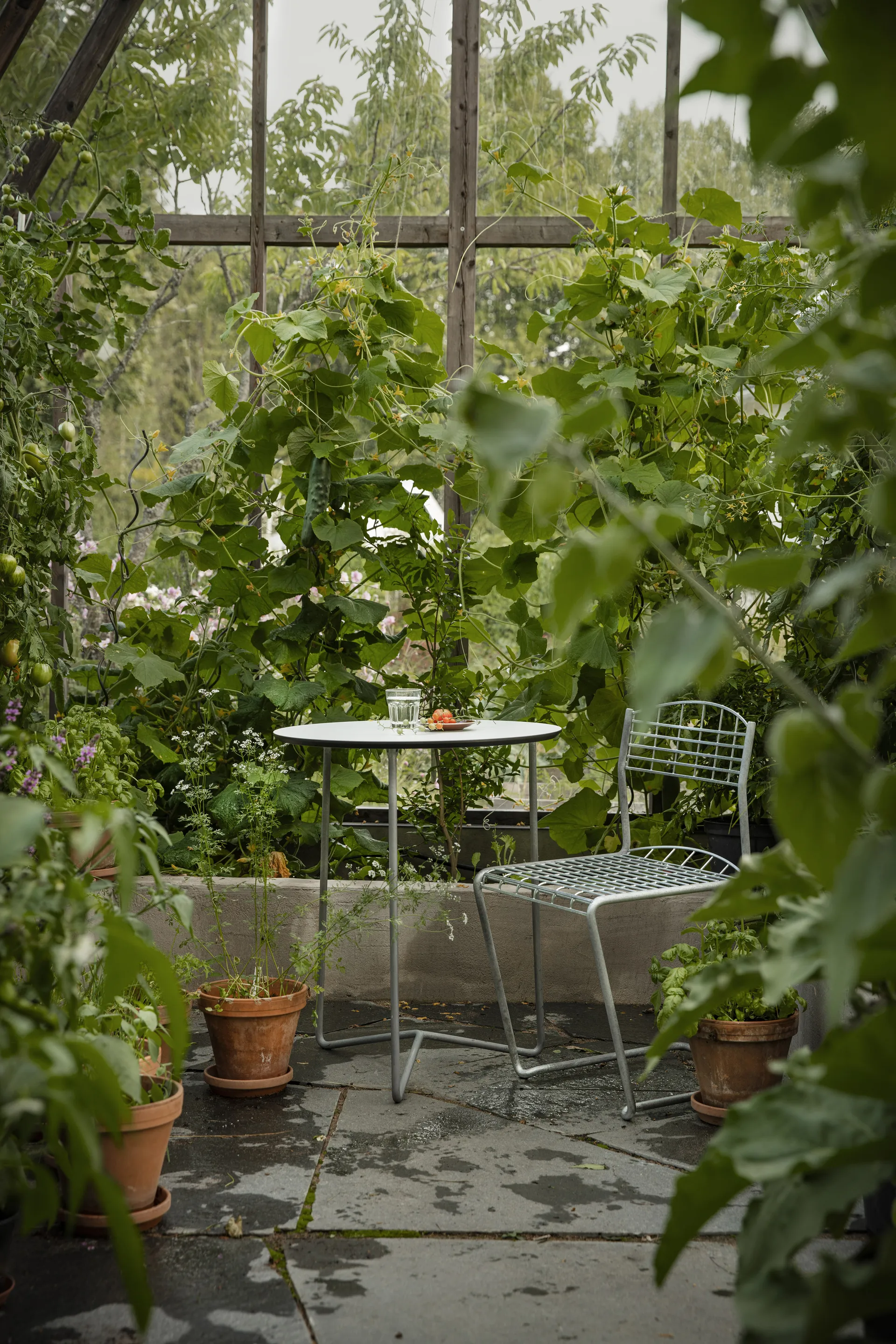 Tavolo High Tech, Supporto bianco-zincato a caldo, Ø60 cm Grythyttan Stålmöbler