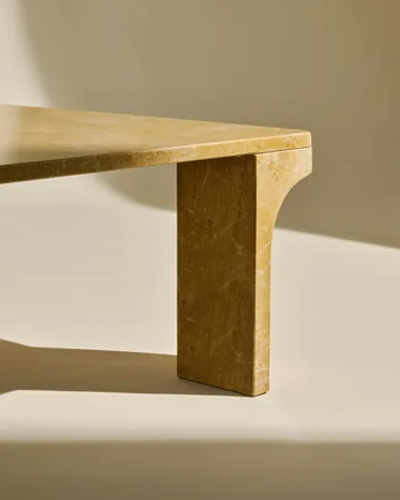 Doric tavolino da salotto - Honey Amber marmo, 80x80 cm - GUBI
