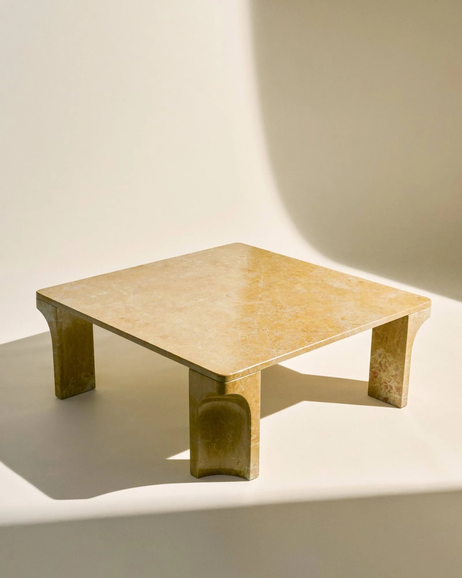 Doric tavolino da salotto, Honey Amber marmo, 80x80 cm GUBI