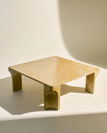 Doric tavolino da salotto - Honey Amber marmo, 80x80 cm - GUBI