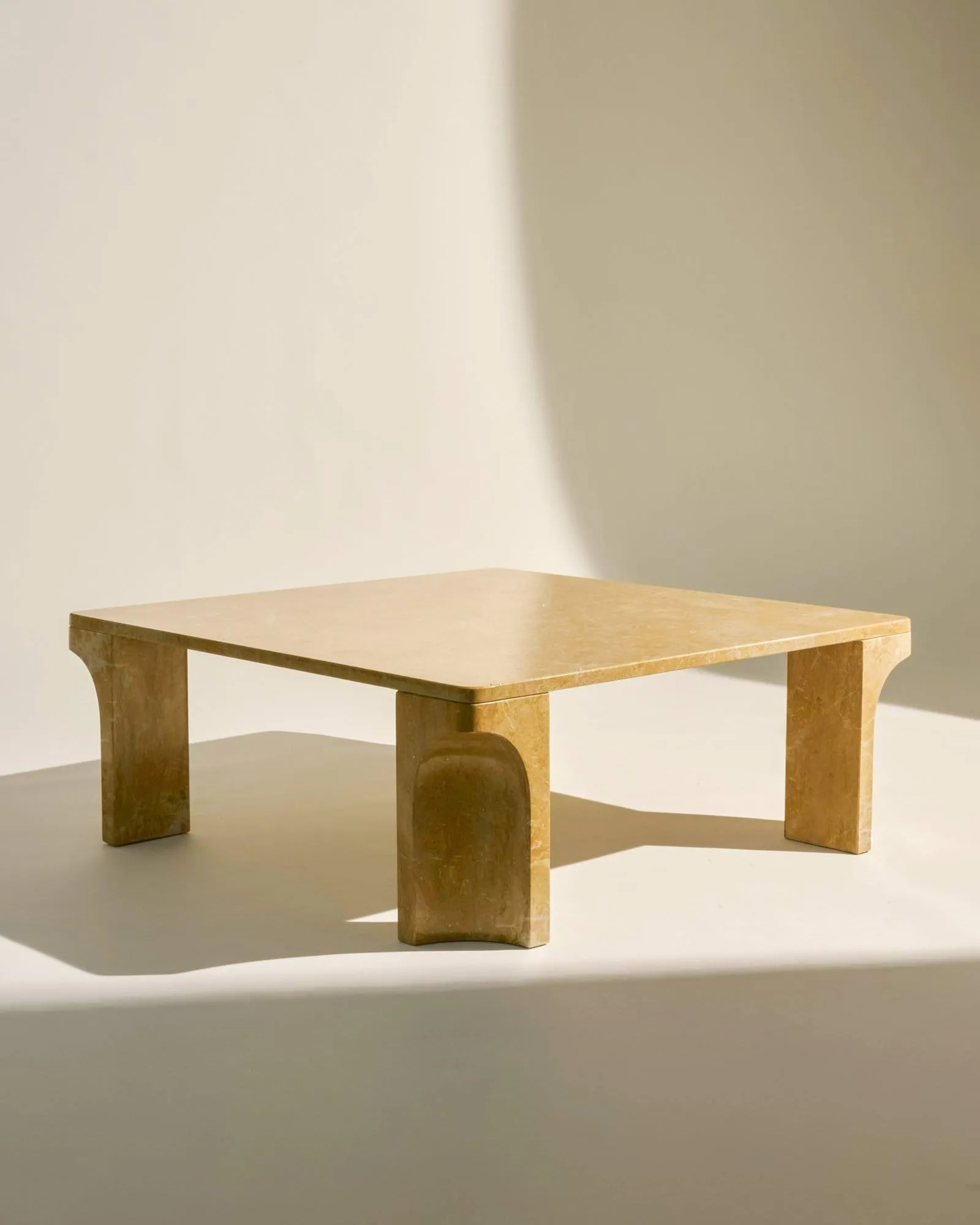 Doric tavolino da salotto, Honey Amber marmo, 80x80 cm GUBI