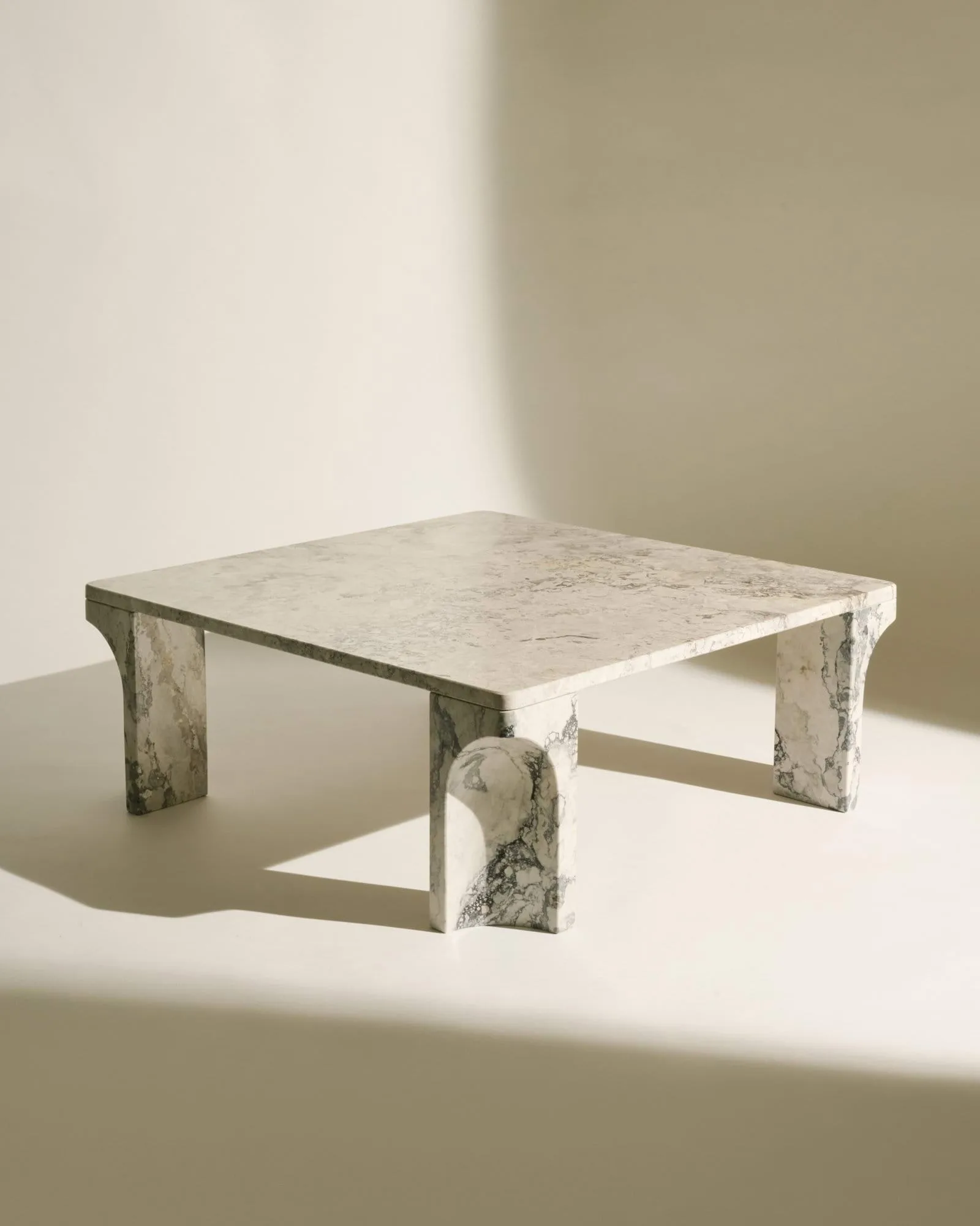 Doric tavolino da salotto, Stormy Gray marmo, 80x80 cm GUBI