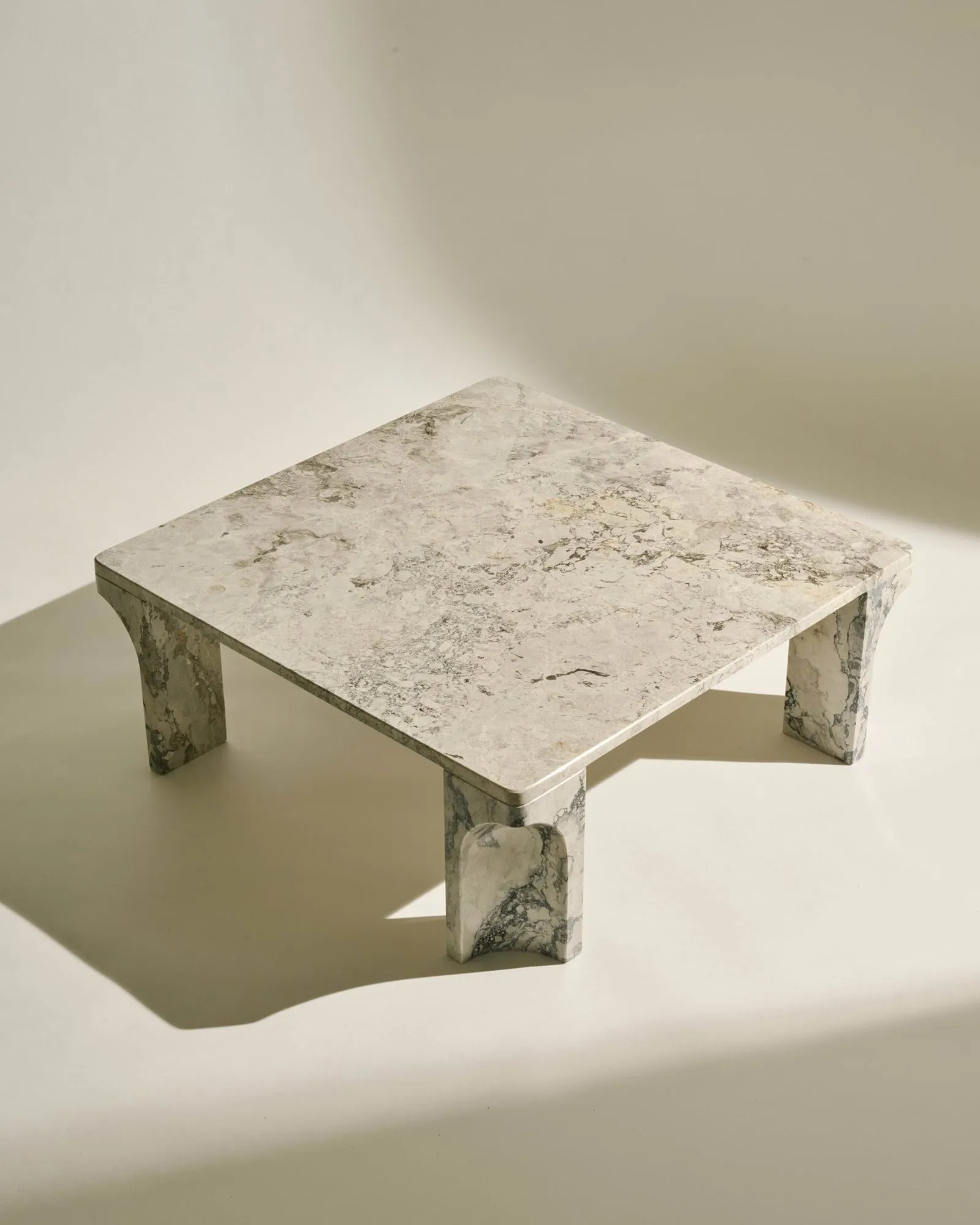 Doric tavolino da salotto, Stormy Gray marmo, 80x80 cm GUBI