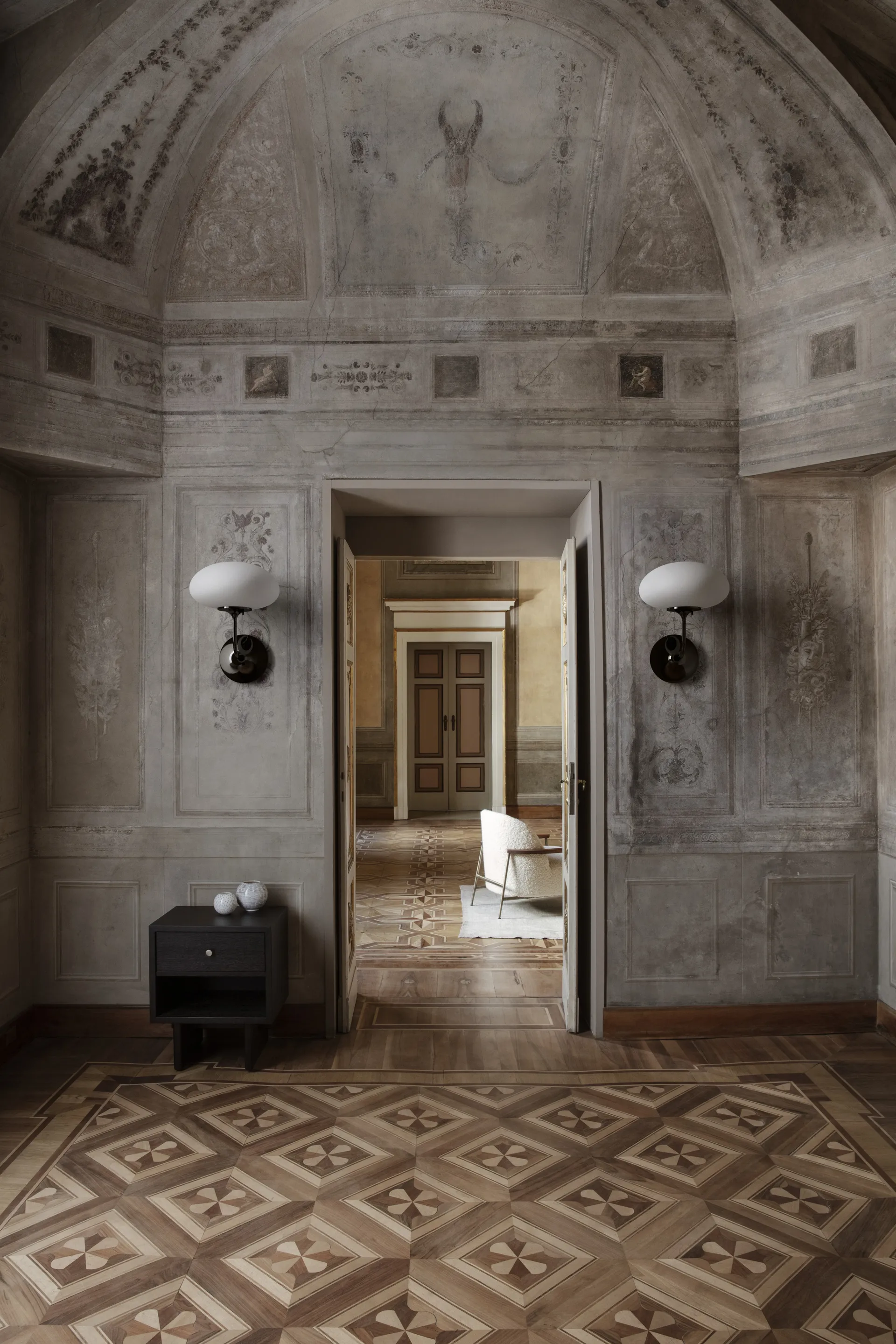 Lampada da parete Stemlite, Cromo nero-vetro smerigliato GUBI