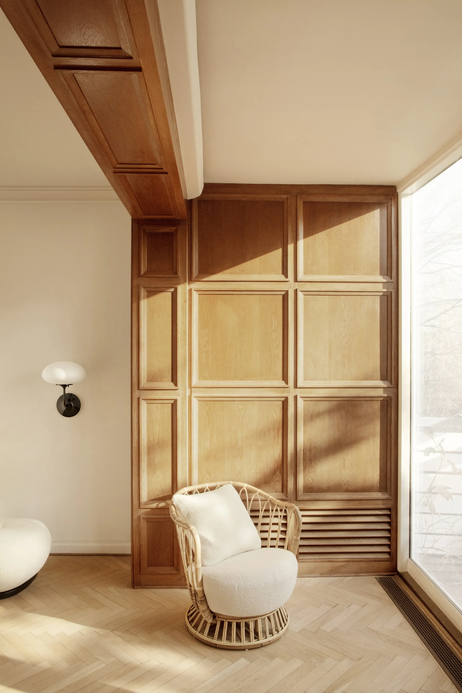 Lampada da parete Stemlite, Cromo nero-vetro smerigliato GUBI