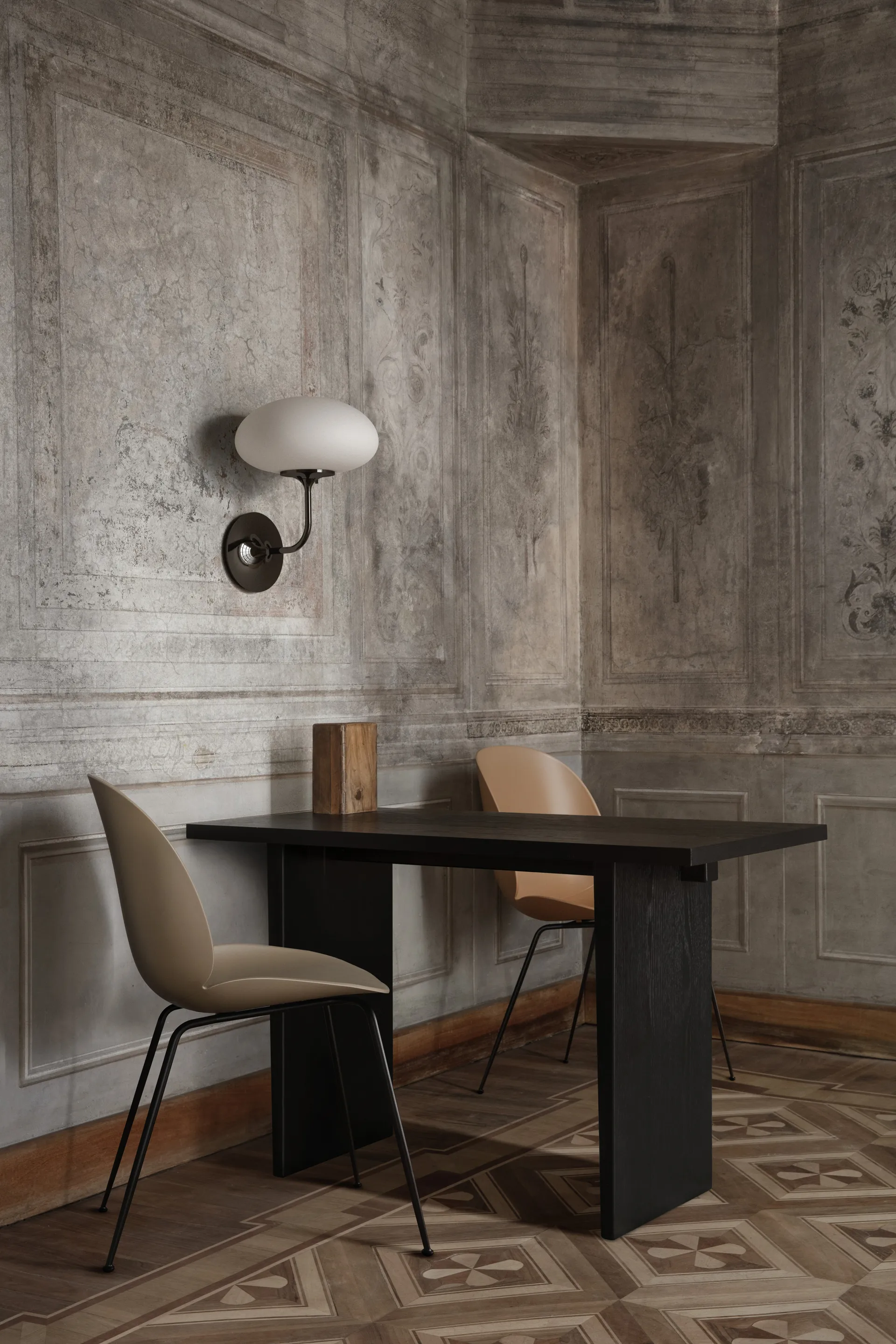 Lampada da parete Stemlite, Cromo nero-vetro smerigliato GUBI