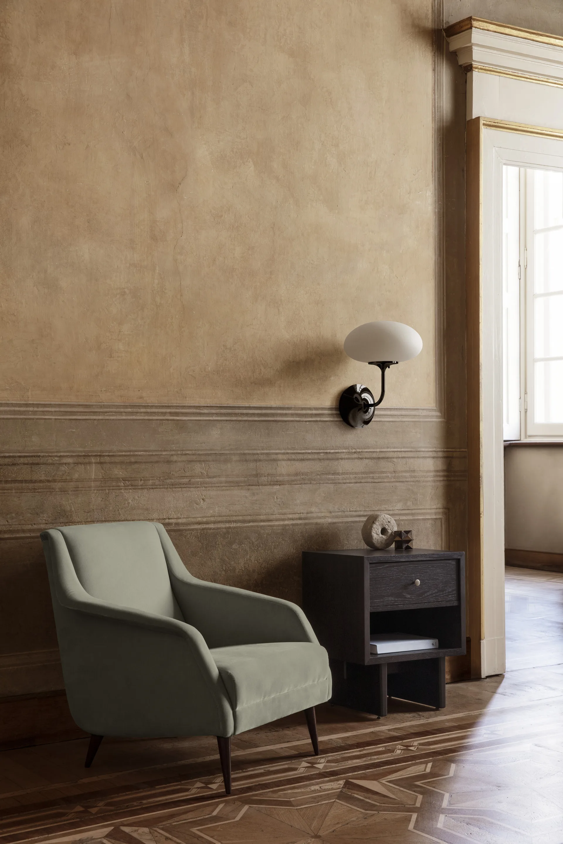 Lampada da parete Stemlite, Cromo nero-vetro smerigliato GUBI