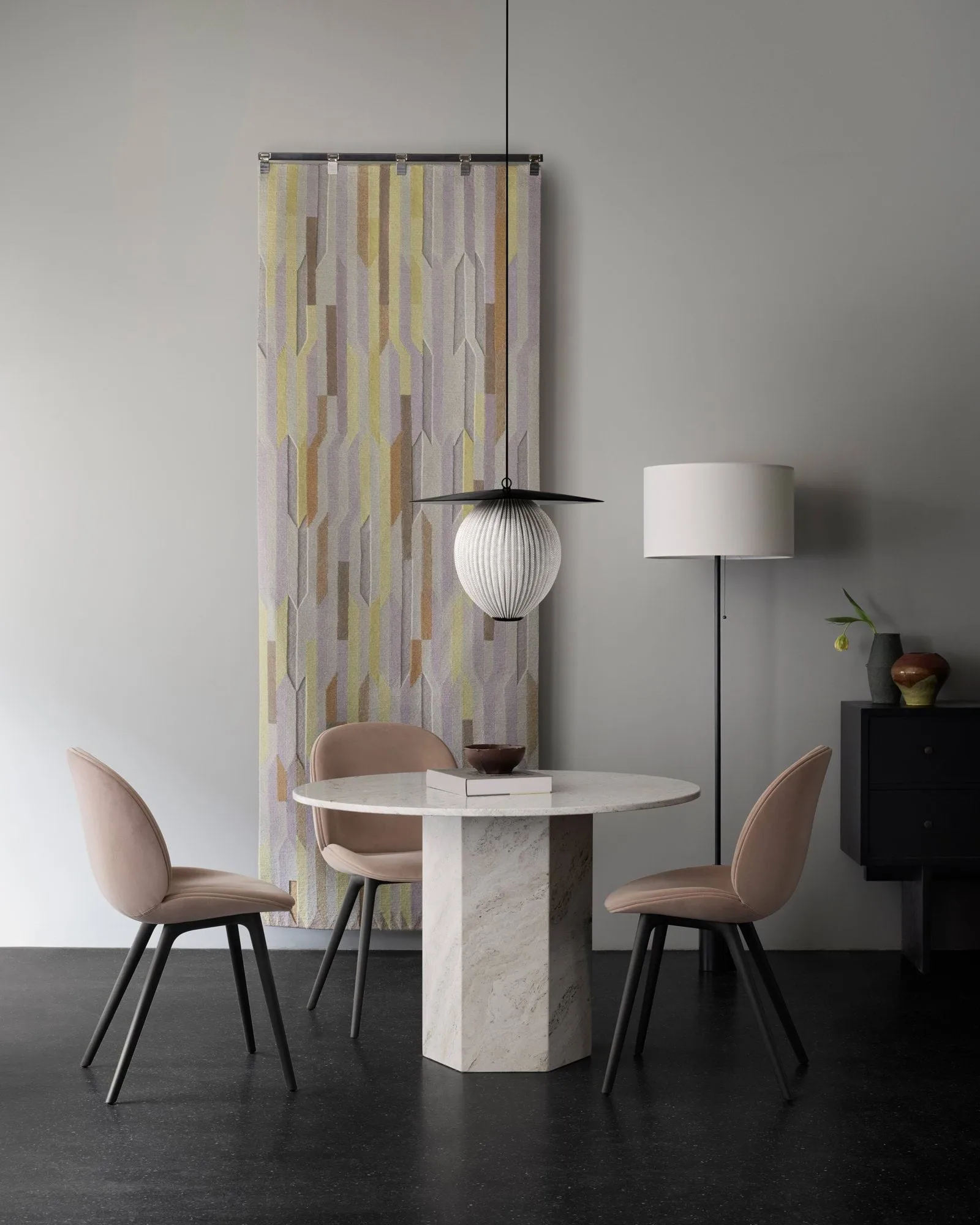 Lampada da pavimento Gravity, Emerald marble-canvas GUBI