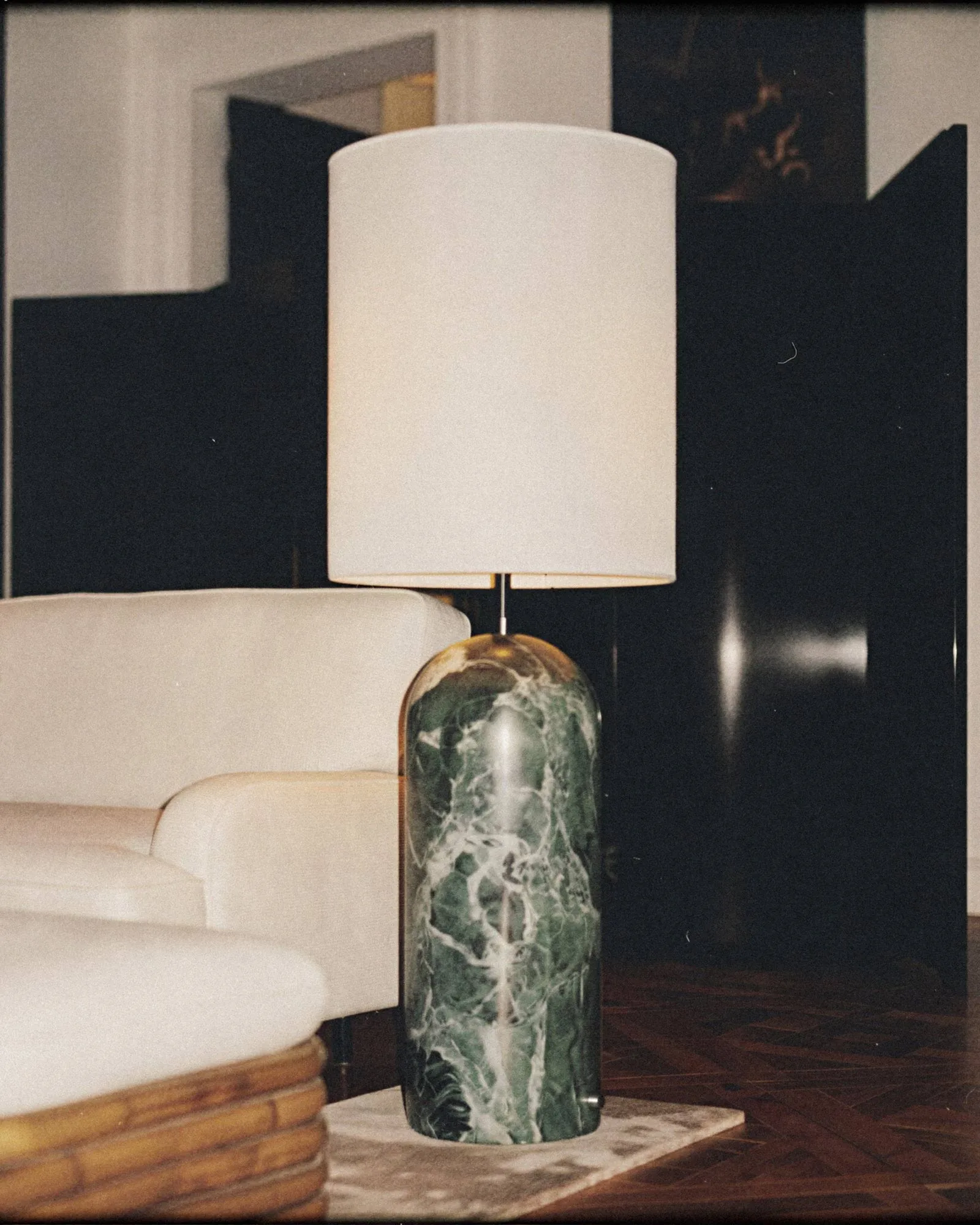 Lampada da pavimento Gravity XL, Emerald marble-white GUBI