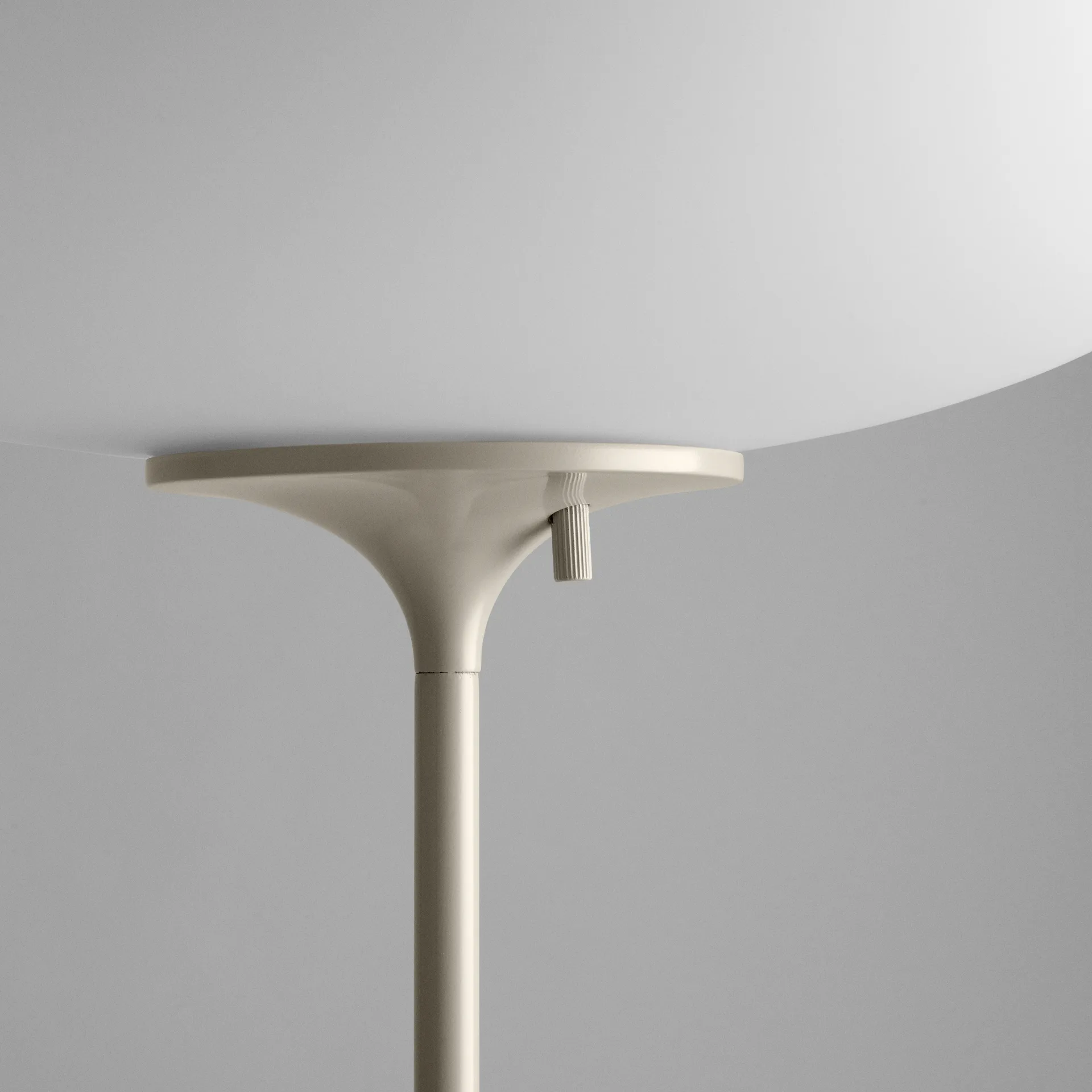 Lampada da pavimento Stemlite, 150 cm, Pebble grey (grigio) GUBI